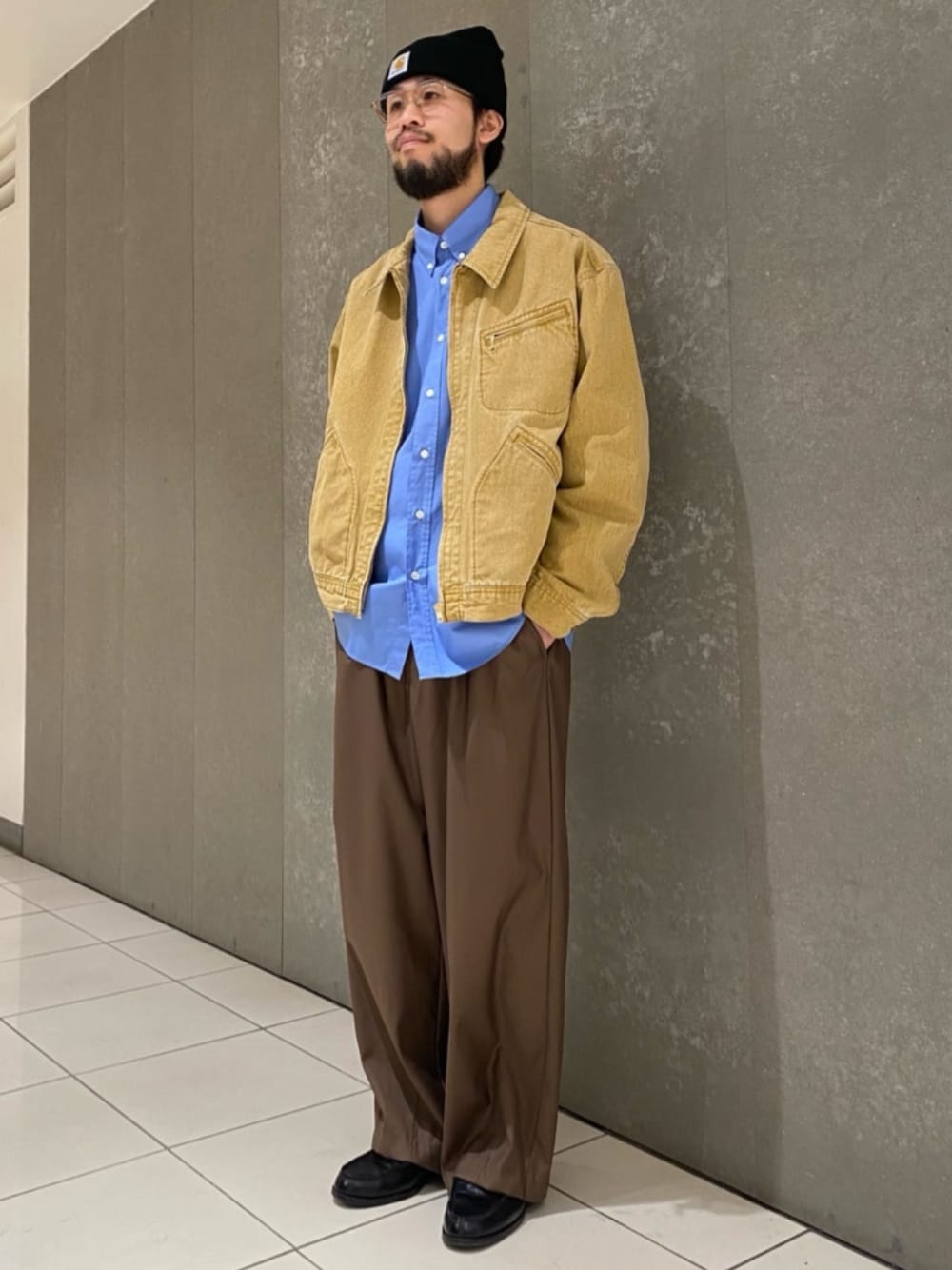 「ワイドパンツ、カジュアルコーデ、ラクチンコーデ、ピグメント、ピグメント加工」｜「JOURNAL STANDARDのTR モダンワイドスラックス（スラックス、ブラウン系）」を使った、ジャーナルスタンダード メンズさん（メンズ・175cm）の冬コーディネートの1枚目の写真