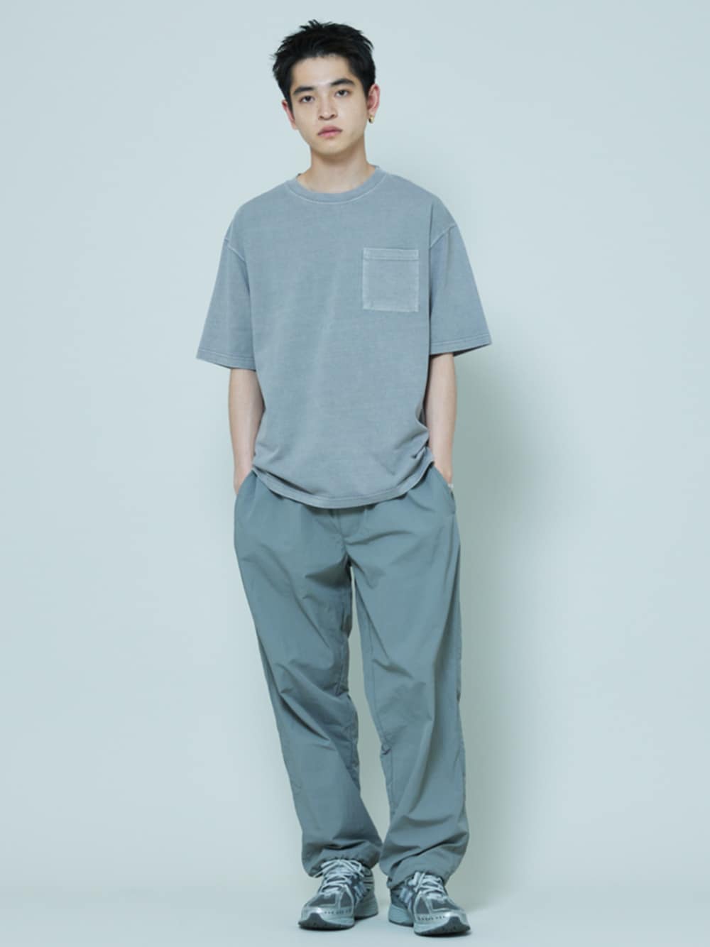 グレー系のその他パンツ、グレー系のTシャツ/カットソーを着用したメンズの夏コーディネートの1枚目の写真