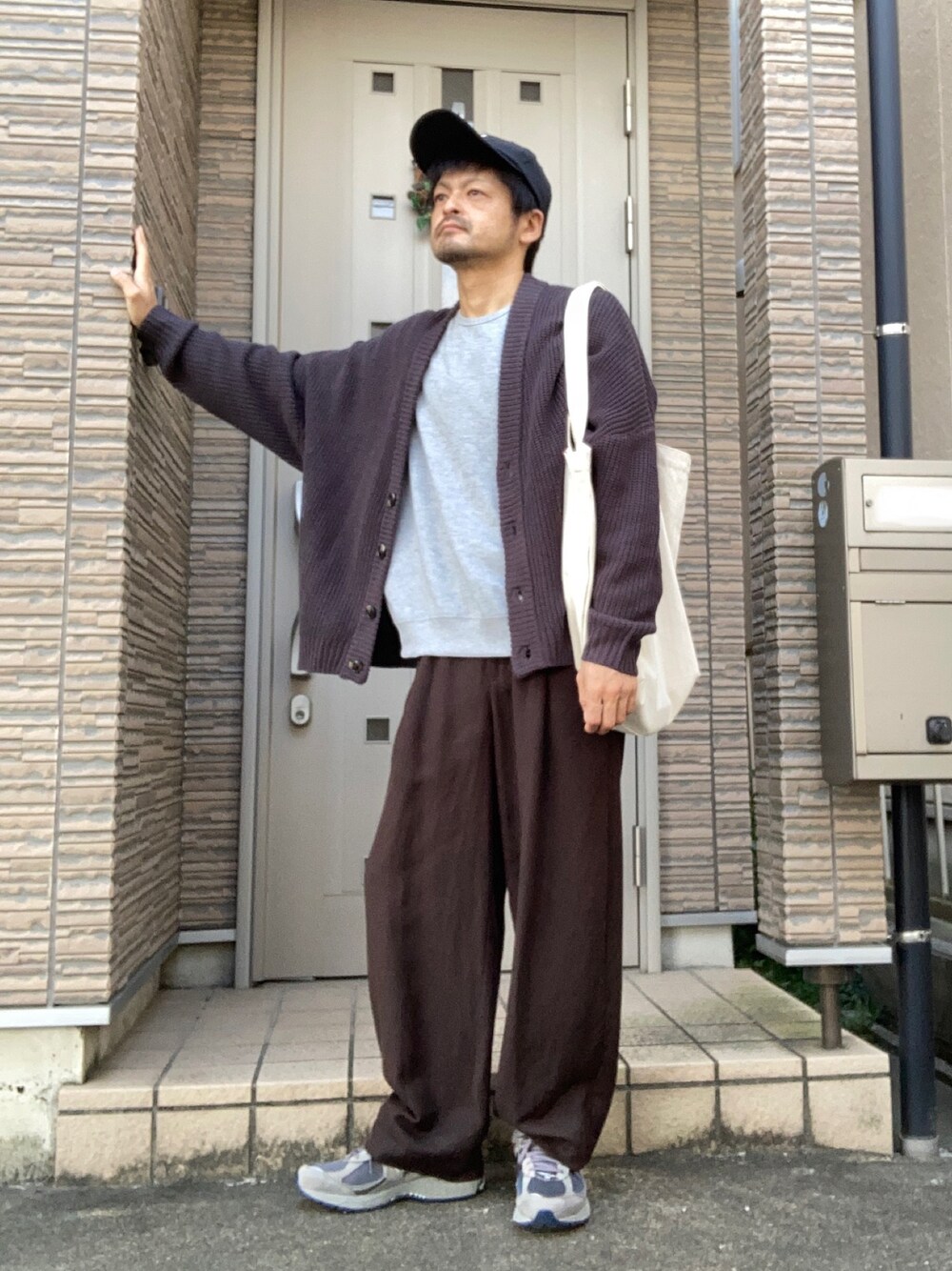 「きれいめカジュアル、カーディガン、ブラウン、グレー、スウェット、キャップ、スニーカー、ニューバランス、New Balance、990v3」｜「SENSE OF PLACE by URBAN RESEARCHのリネンレーヨンタックワイドパンツ（その他パンツ、ブラウン系）」を使った、タルナンドさん（メンズ・165cm）の春コーディネートの1枚目の写真
