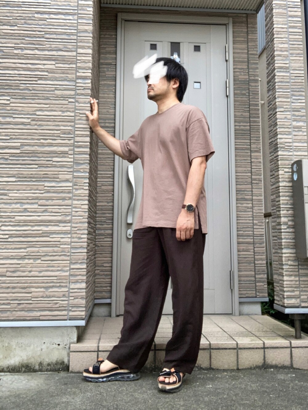ブラウン系のその他パンツ、ブラック系のサンダル、ブラウン系のTシャツ/カットソーを着用したメンズの秋コーディネートの1枚目の写真