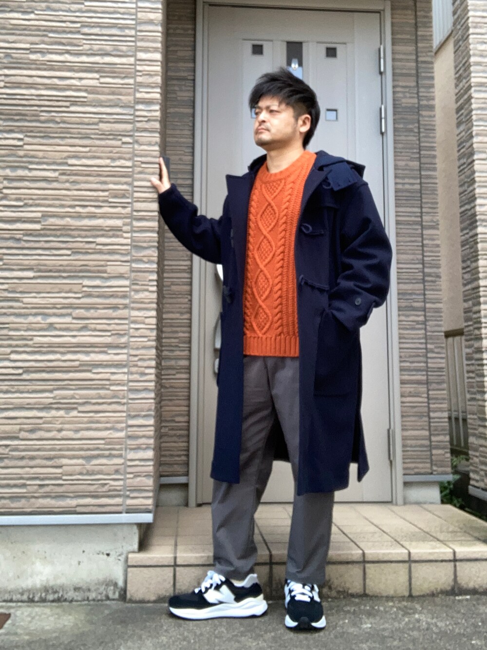「冬コーデ、ダッフルコート、UNIQLO、+J、カーゴパンツ、ミリタリー、オレンジ、きれいめカジュアル、スニーカー、ロングコート」｜「UNIQLOのアイテム（ダッフルコート、ブルー系）」を使った、タルナンドさん（メンズ・165cm）の冬コーディネートの1枚目の写真
