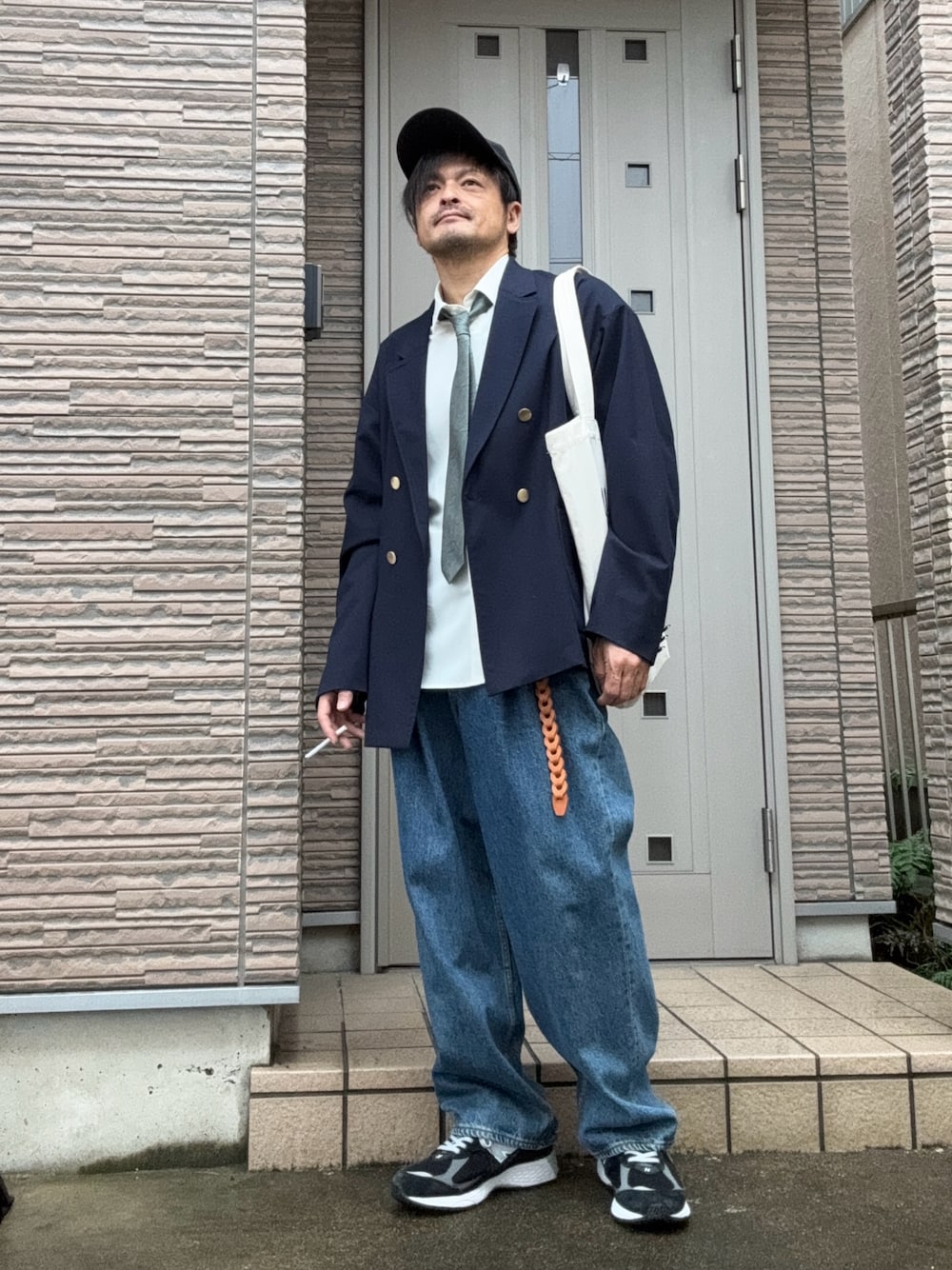 「春コーデ、紺ブレ、ブレザー、ジャケット、デニム、キャップ、スニーカー、ニューバランス、New Balance、シャツスタイル、ネクタイ、トートバッグ、きれいめカジュアル」｜「RAGEBLUEの加工デニム/タックワイドパンツ（デニムパンツ、ブルー系）」を使った、タルナンドさん（メンズ・165cm）の春コーディネートの1枚目の写真