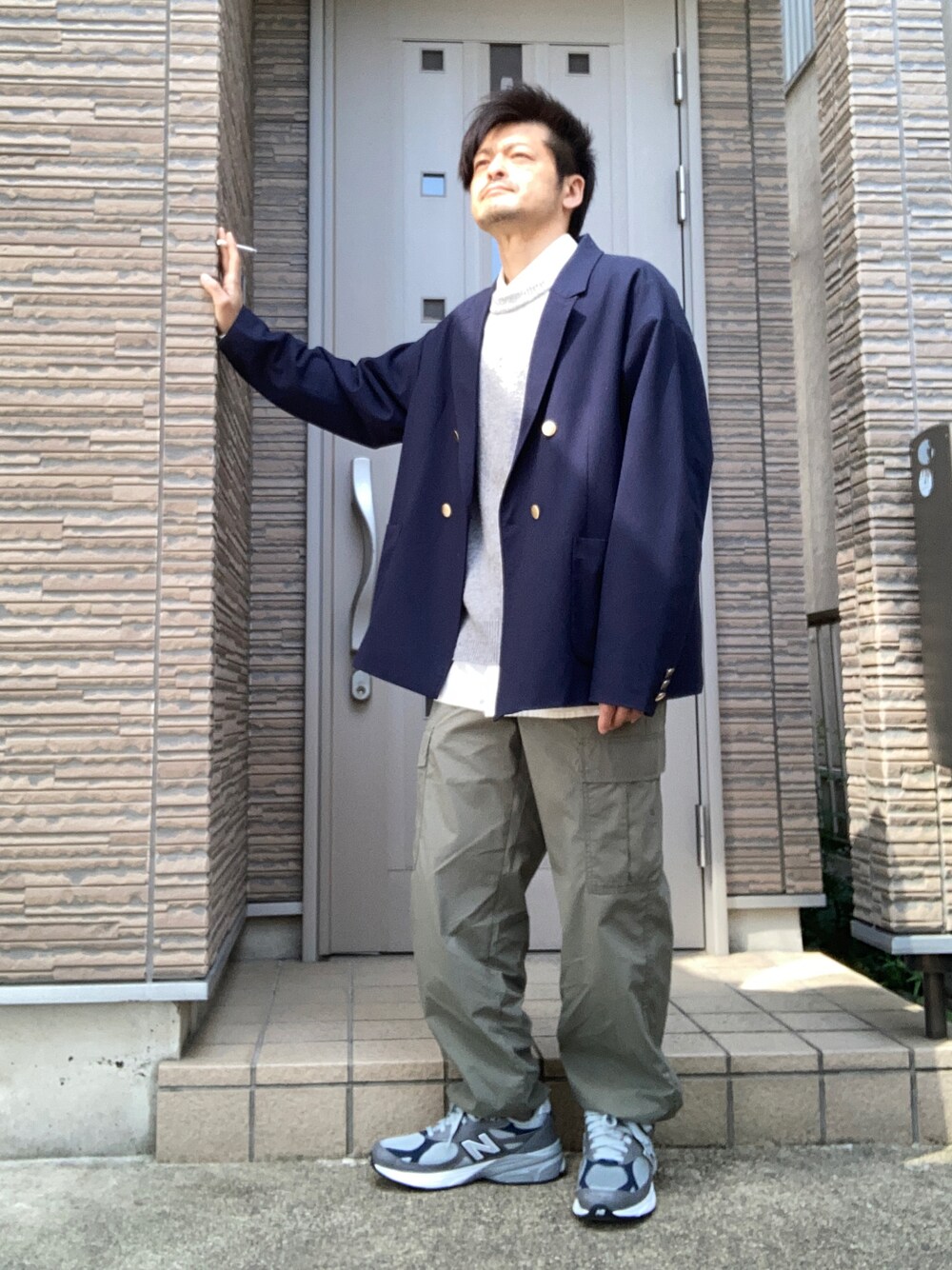「春コーデ、きれいめカジュアル、ブレザー、紺ブレ、ジャケット、カーゴパンツ、UNIQLO、スニーカー、ニューバランス、New Balance、990v3、春服」｜「UNIQLOのアイテム（カーゴパンツ、グリーン系）」を使った、タルナンドさん（メンズ・165cm）の春コーディネートの1枚目の写真