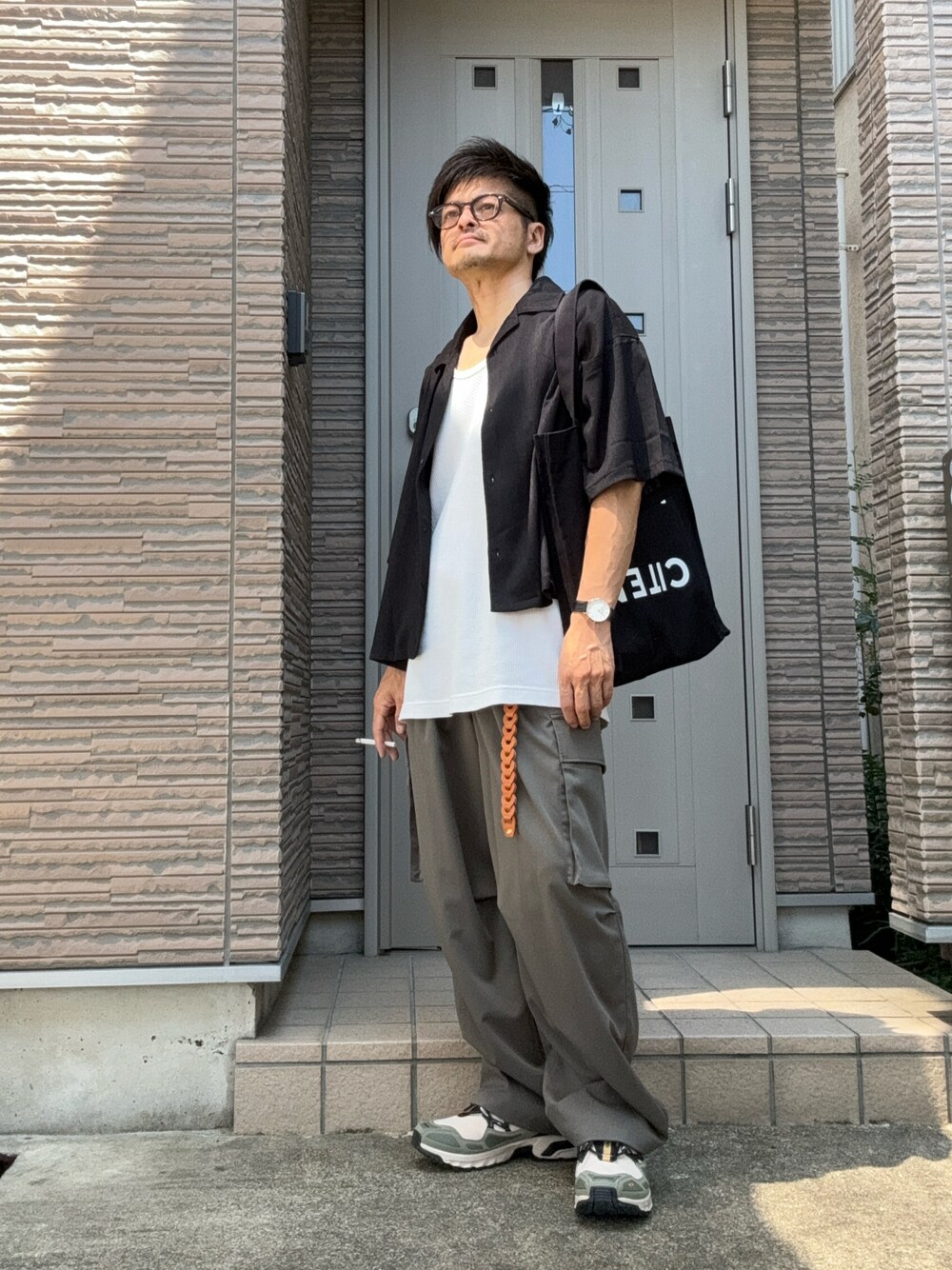 「きれいめカジュアル、夏コーデ、カーゴパンツ、スニーカー、サロモン、SALOMON、サングラス、レイヤードスタイル、黒、シャツスタイル、トートバッグ、ショート丈、大人カジュアル」｜「SALOMONのSALOMON ACS + CSWP / サロモン エーシーエス プラス CSWP【SP】（スニーカー、ベージュ系）」を使った、タルナンドさん（メンズ・165cm）の夏コーディネートの1枚目の写真