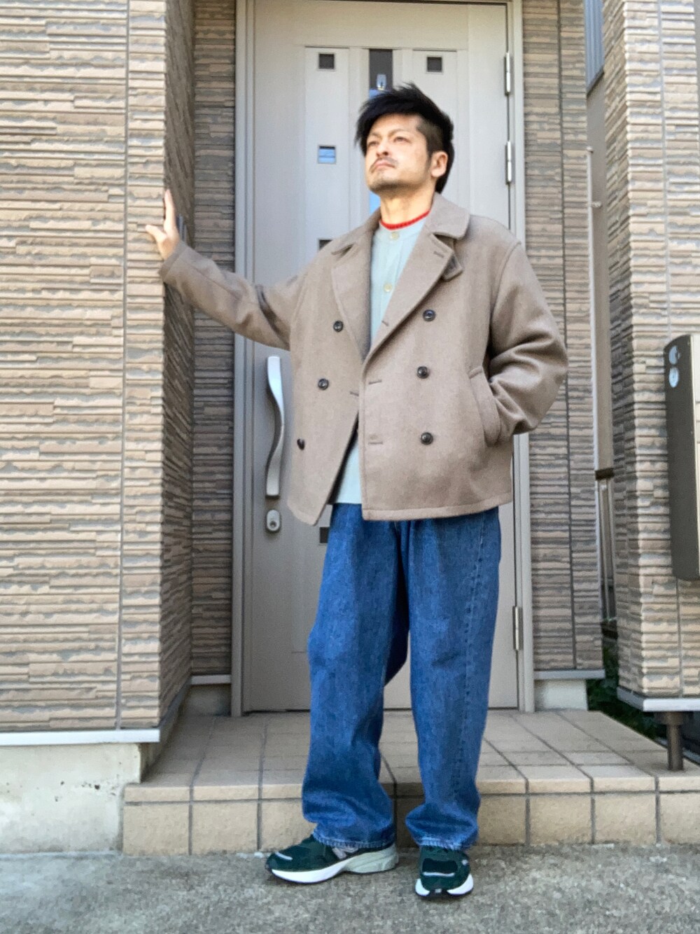 「冬コーデ、ピーコート、デニム、グリーン、ベージュ、スニーカー、ニューバランス、New Balance、GU、niko and…、きれいめカジュアル」｜「RAGEBLUEの加工デニム/タックワイドパンツ（デニムパンツ、ブルー系）」を使った、タルナンドさん（メンズ・165cm）の冬コーディネートの1枚目の写真