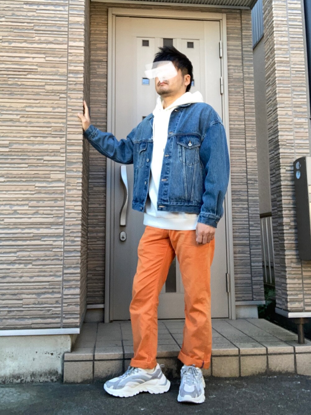 「スニーカー、カラーパンツ、デニムジャケット、パーカー、秋のコーデ、オレンジ、GU、FILA、秋服、ダッドスニーカー」｜「FILAのFILA INTERATION LIGHT / フィラ インターレーション ライト（スニーカー、ベージュ系）」を使った、タルナンドさん（メンズ・165cm）の秋コーディネートの1枚目の写真