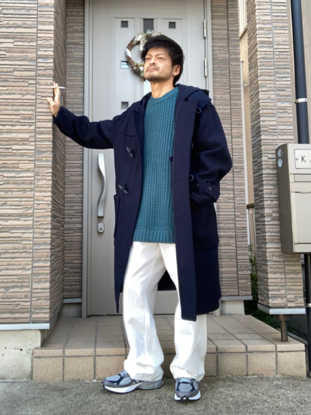「冬コーデ、きれいめカジュアル、ダッフルコート、ロングコート、スニーカー、ニューバランス、New Balance、990v3、グリーン、ネイビー、白パンツ、ペインターパンツ」｜「MONO-MARTのローゲージミックスニット ビックシルエットクルーネックプルオーバー 2022WINTER（ニット/セーター、グリーン系）」を使った、タルナンドさん（メンズ・165cm）の冬コーディネートの1枚目の写真