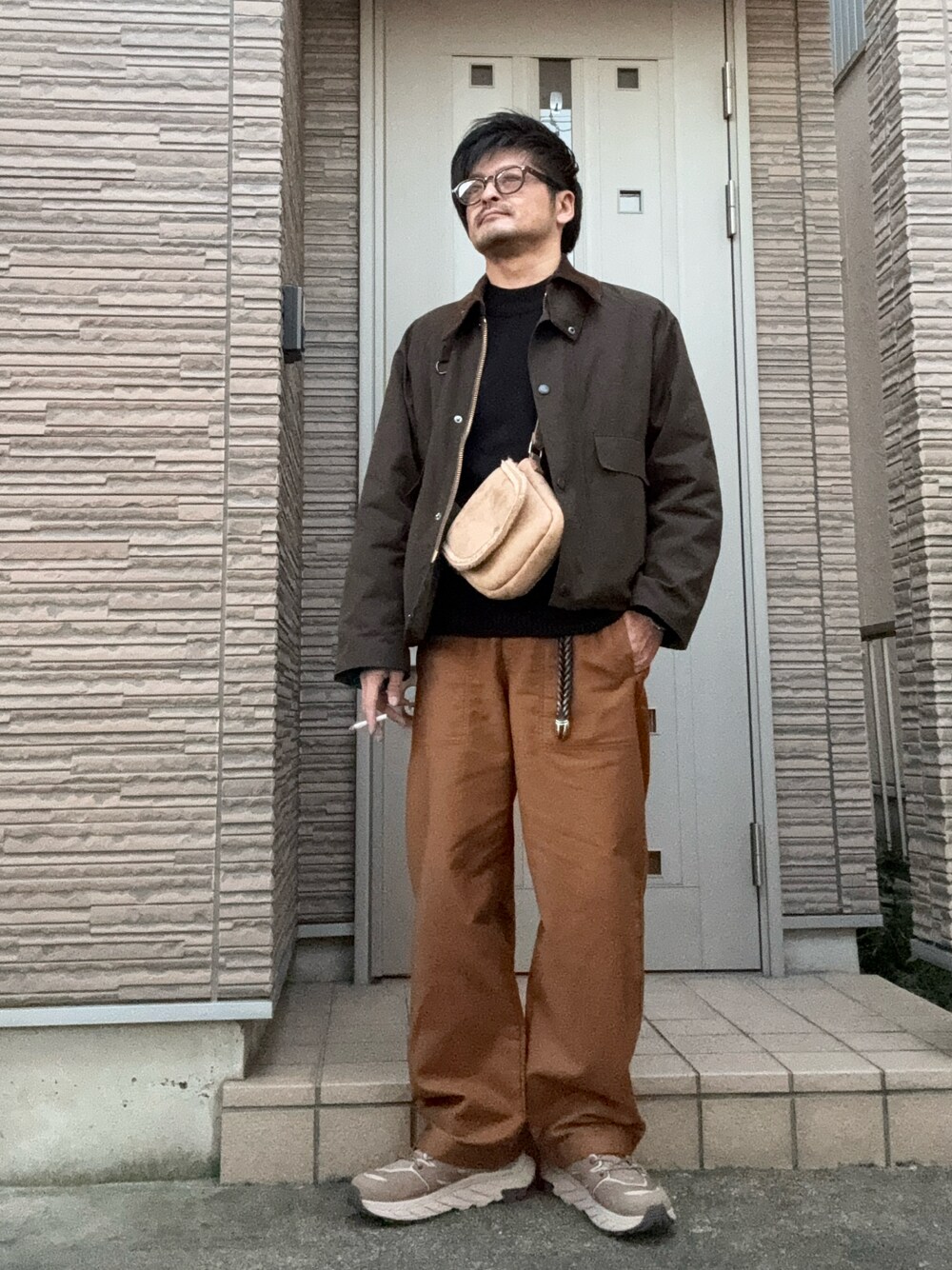 「冬コーデ、ミリタリー、カジュアル、サングラス、カーキ、バブアー、ムートン、UNIQLO、スニーカー、HOKAONEONE、ショルダーバッグ」｜「UNIQLOのアイテム（パンツ、ブラウン系）」を使った、タルナンドさん（メンズ・165cm）の冬コーディネートの1枚目の写真