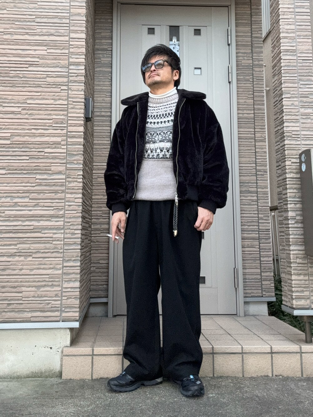 「冬コーデ、きれいめカジュアル、ファー、HARE、ブラック、モノトーン、スニーカー、サロモン、SALOMON、ニット、ノルディック柄、GU、ショート丈、サングラス」｜「niko and...のテックフラノベルト付きパンツ（その他パンツ、ブラック系）」を使った、タルナンドさん（メンズ・165cm）の冬コーディネートの1枚目の写真