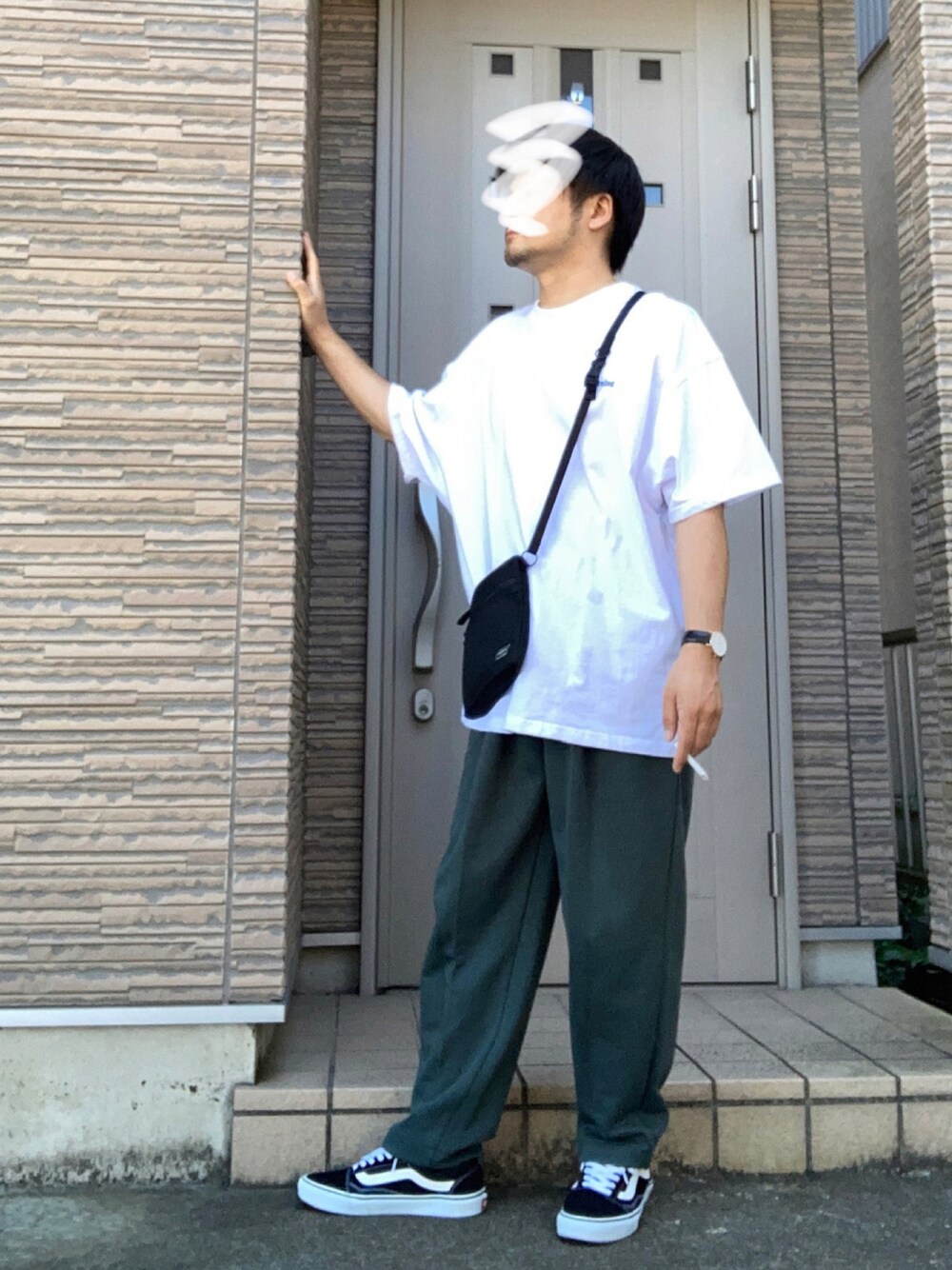 グリーン系のスウェットパンツ、ブラック系のスニーカー、ホワイト系のTシャツ/カットソーを着用したメンズの秋コーディネートの1枚目の写真