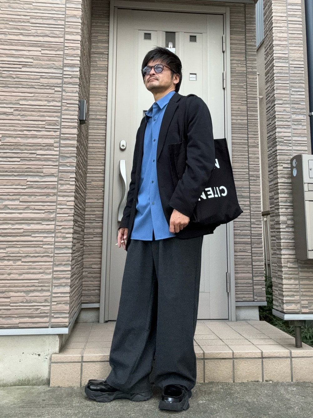 「秋コーデ、キレイめ、シャツスタイル、ジャケット、テーラードジャケット、UNIQLO、サングラス、ローファー、青シャツ、トートバッグ、大人コーデ」｜「niko and...のテックフラノベルト付きパンツ（その他パンツ、グレー系）」を使った、タルナンドさん（メンズ・165cm）の秋コーディネートの1枚目の写真