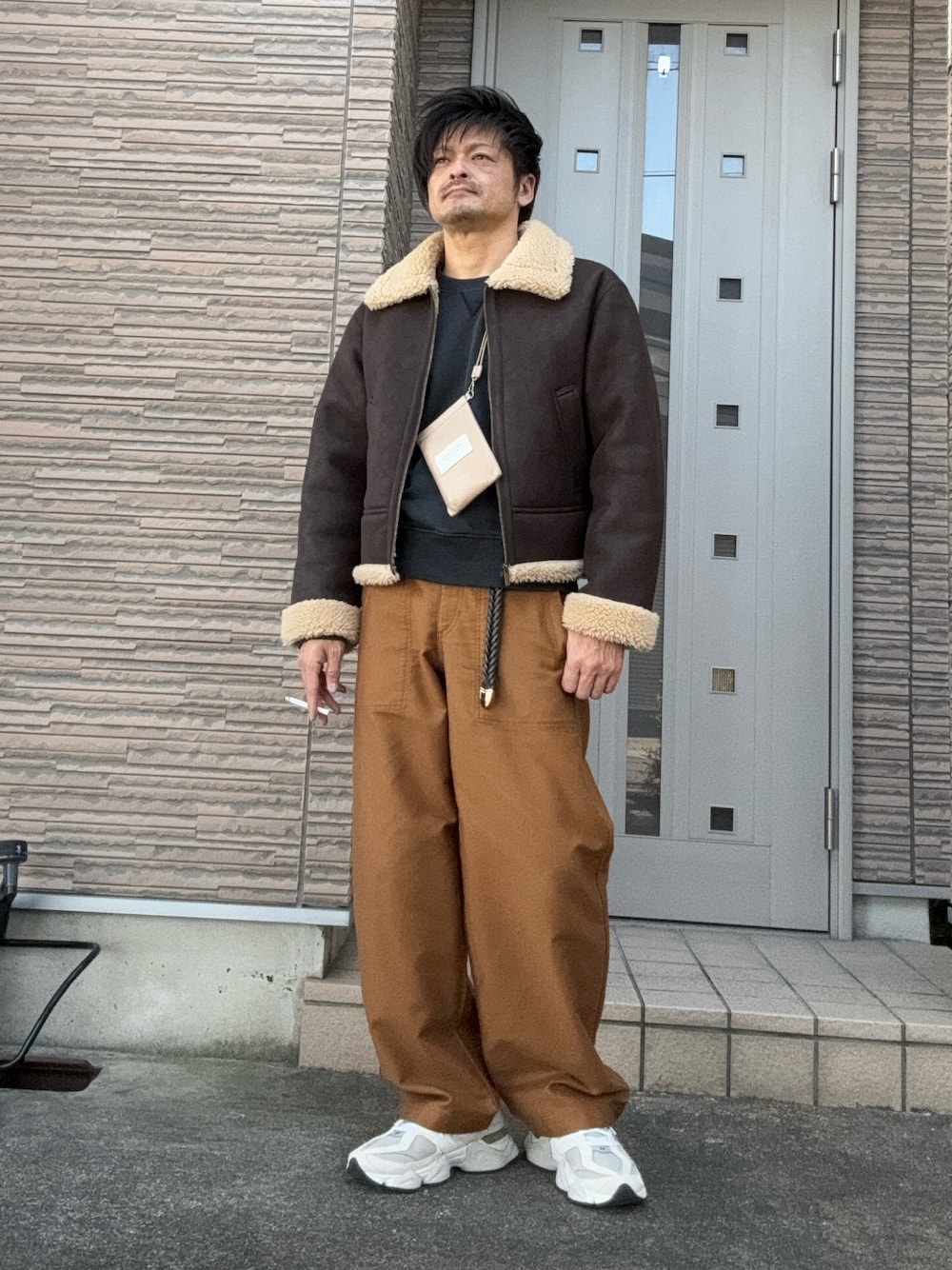 「冬コーデ、ムートンコート、きれいめカジュアル、スニーカー、ニューバランス、New Balance、ブラウン、ミニバッグ、beautiful people、UNIQLO、GU、ショート丈、ショート丈トップス」｜「UNIQLOのアイテム（パンツ、ブラウン系）」を使った、タルナンドさん（メンズ・165cm）の冬コーディネートの1枚目の写真