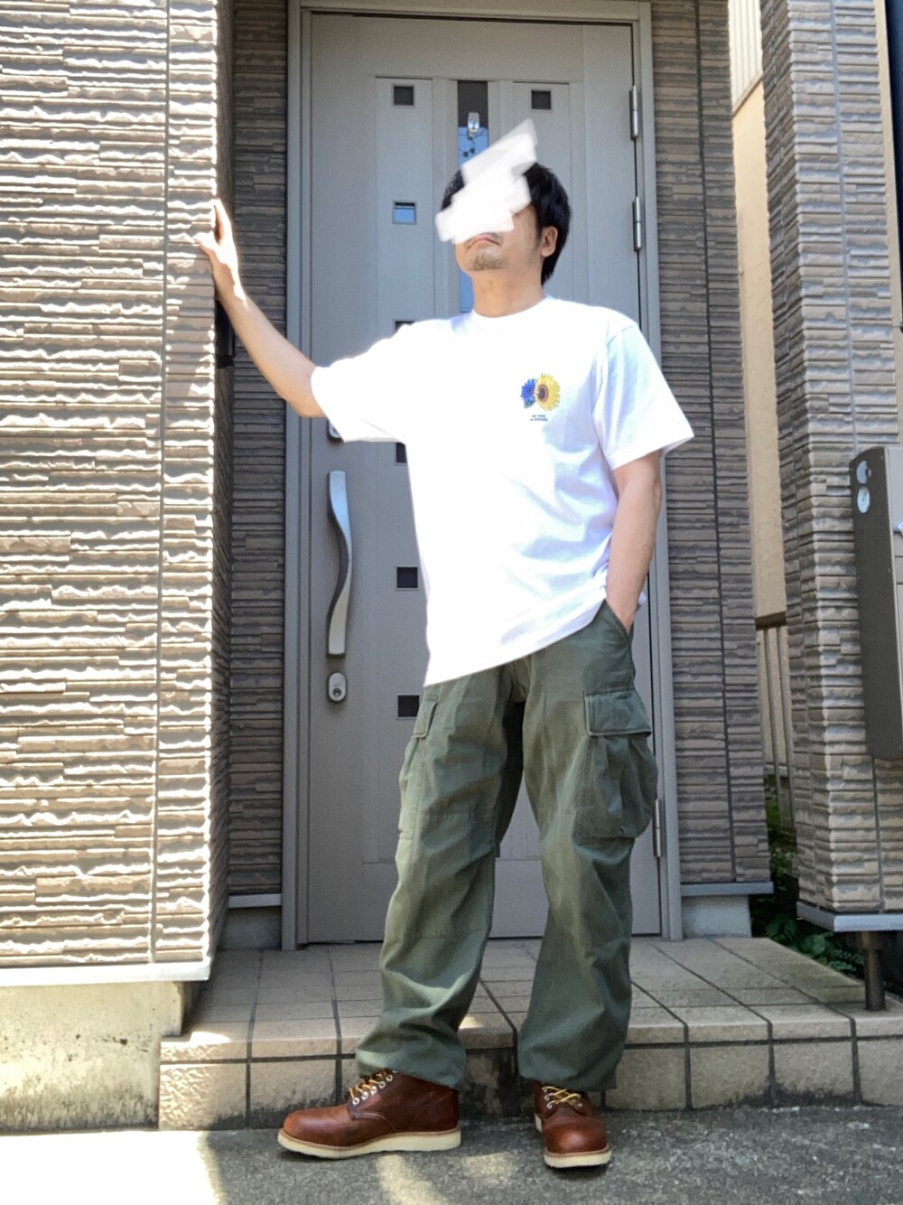 ブラウン系のブーツ、ホワイト系のTシャツ/カットソーを着用したメンズの春コーディネートの1枚目の写真