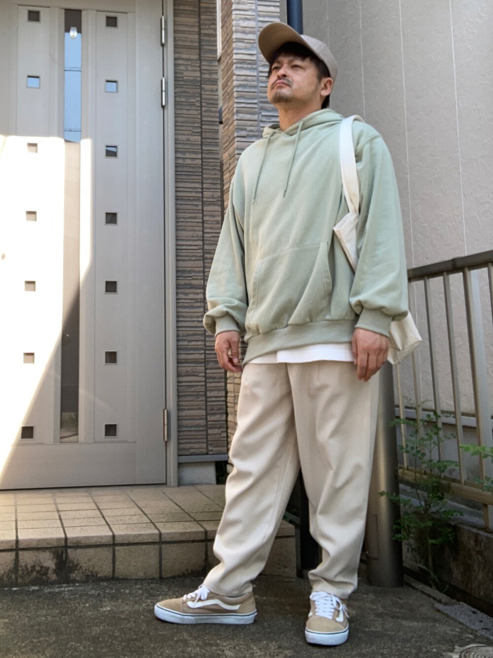 「春コーデ、きれいめカジュアル、カジュアル、スニーカー、VANS、GU、パーカー、キャップ、トートバッグ、白パンツ」｜「ChampionのCHAMPION/チャンピオン 洗いキャップ（キャップ、ベージュ系）」を使った、タルナンドさん（メンズ・165cm）の春コーディネートの1枚目の写真