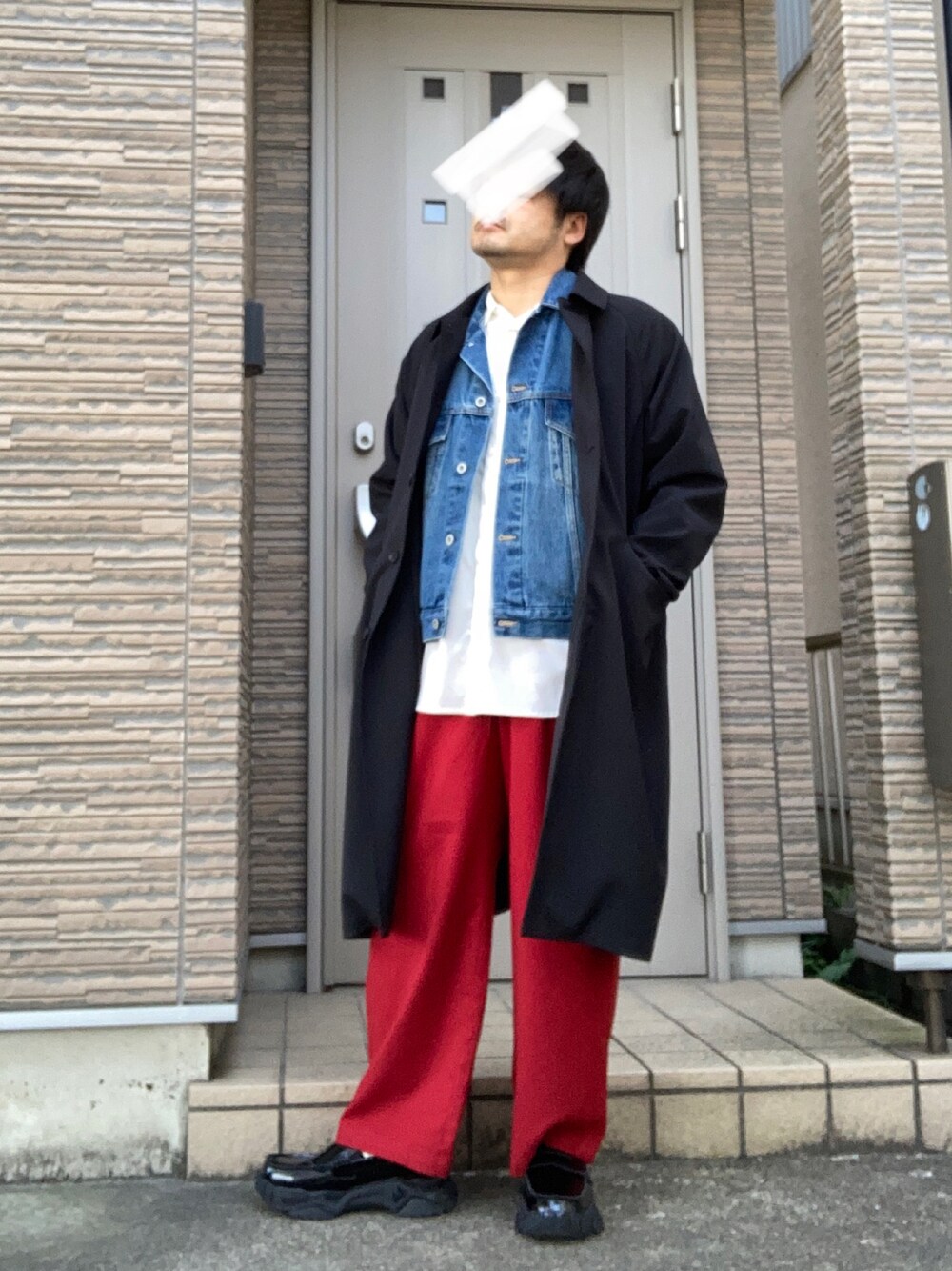 「冬コーデ、春コーデ、デニム、デニムジャケット、レイヤードスタイル、赤、ワイドパンツ、ローファー、ステンカラーコート、春アウター」｜「RAGEBLUEのウールタッチ/タックワイドパンツ/216168（スラックス、レッド系）」を使った、タルナンドさん（メンズ・165cm）の春コーディネートの1枚目の写真
