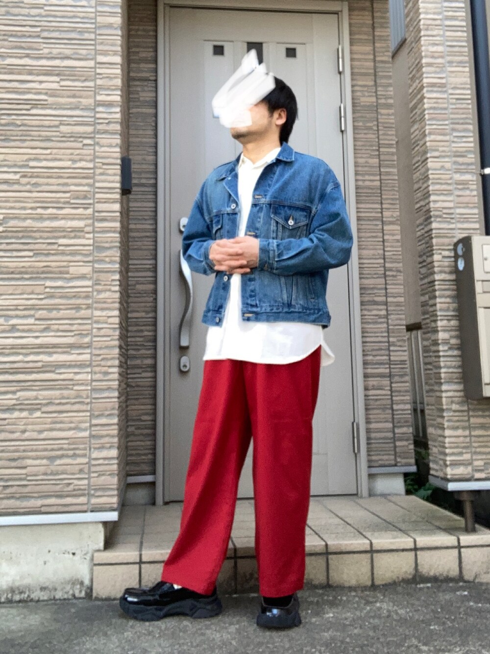 「春コーデ、春アウター、春カラー、デニム、デニムジャケット、赤、ワイドパンツ、ローファー、きれいめカジュアル、大人カジュアル」｜「RAGEBLUEのウールタッチ/タックワイドパンツ/216168（スラックス、レッド系）」を使った、タルナンドさん（メンズ・165cm）の春コーディネートの1枚目の写真