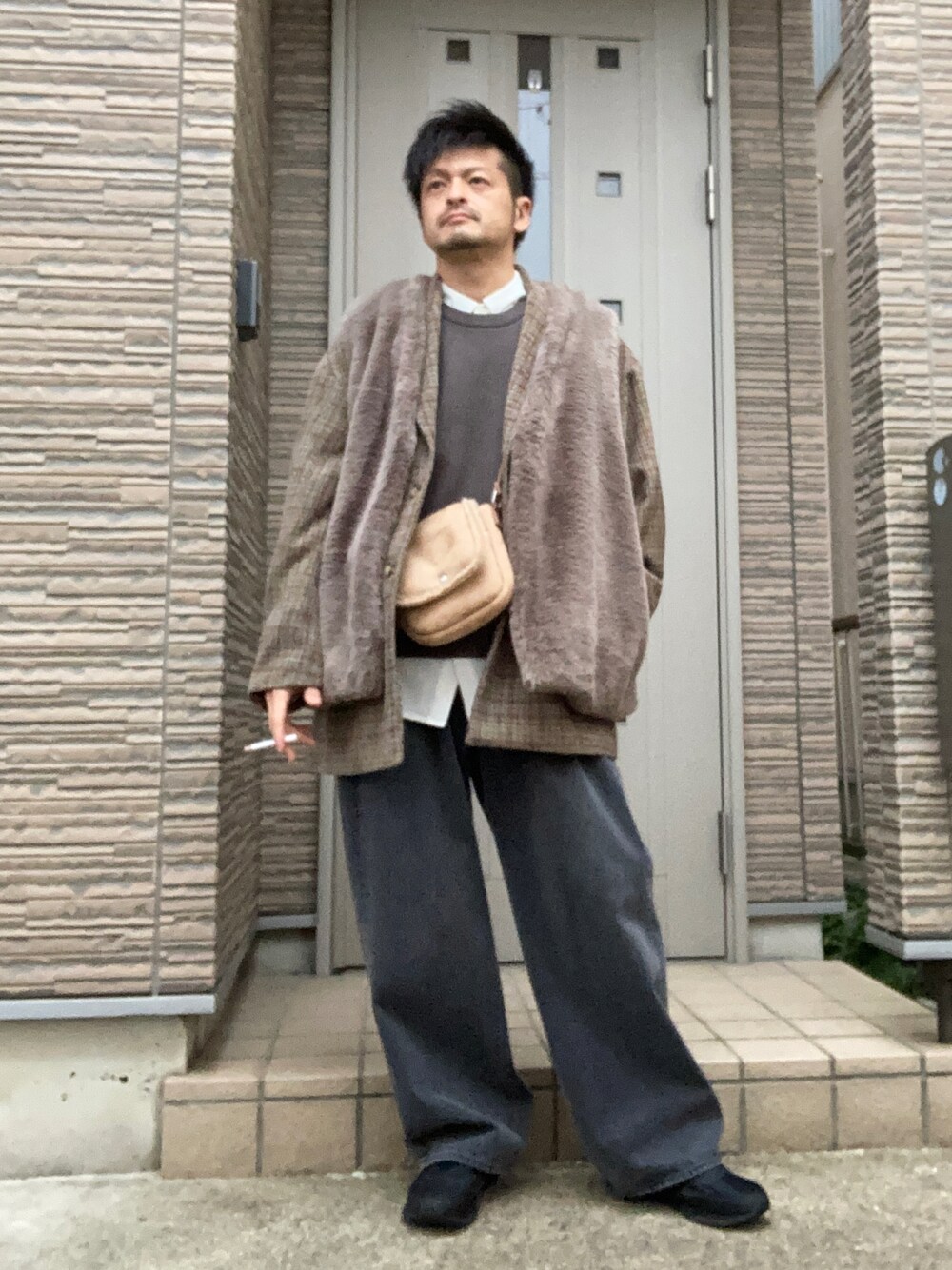 「冬コーデ、ツイード、ファーベスト、デニム、ワイドパンツ、ミニバッグ、ニットベスト、レイヤードスタイル、きれいめカジュアル」｜「RAGEBLUEのカラーデニム/タックワイドパンツ/261717（デニムパンツ、ブラック系）」を使った、タルナンドさん（メンズ・165cm）の冬コーディネートの1枚目の写真