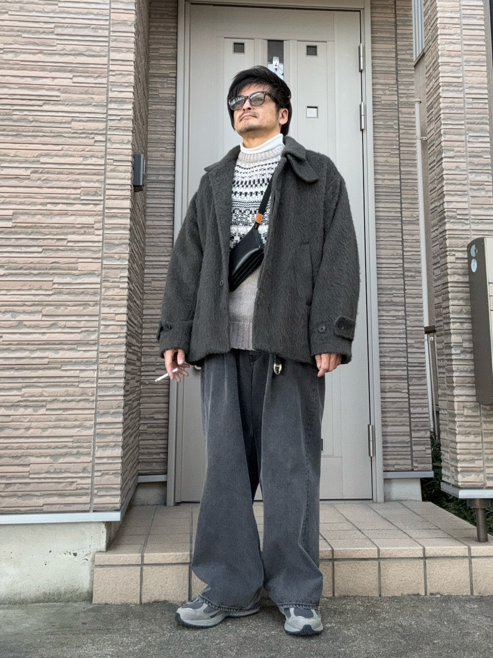 「冬コーデ、きれいめカジュアル、シャギー、デニム、グレー、サングラス、ニット、GU、スニーカー、ニューバランス、New Balance、ノルディック柄、ミニバッグ」｜「RAGEBLUEのカラーデニム/タックワイドパンツ/261717（デニムパンツ、ブラック系）」を使った、タルナンドさん（メンズ・165cm）の冬コーディネートの1枚目の写真