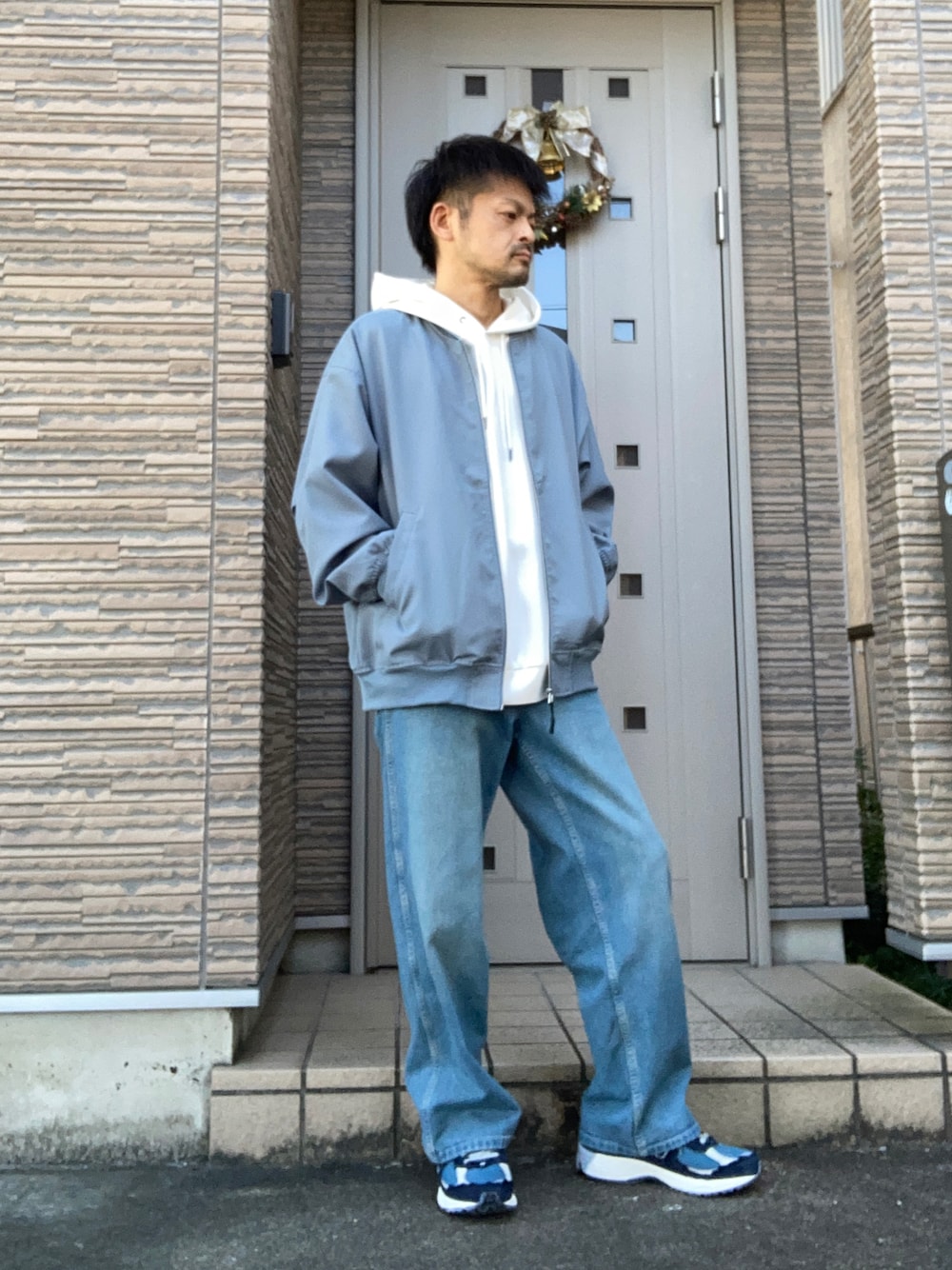 「デニムパンツ、MA-1、ブルー、カジュアル、スニーカー、ニューバランス、New Balance、2002R、パーカー、春コーデ」｜「GUのアイテム（デニムパンツ、ブルー系）」を使った、タルナンドさん（メンズ・165cm）の春コーディネートの1枚目の写真