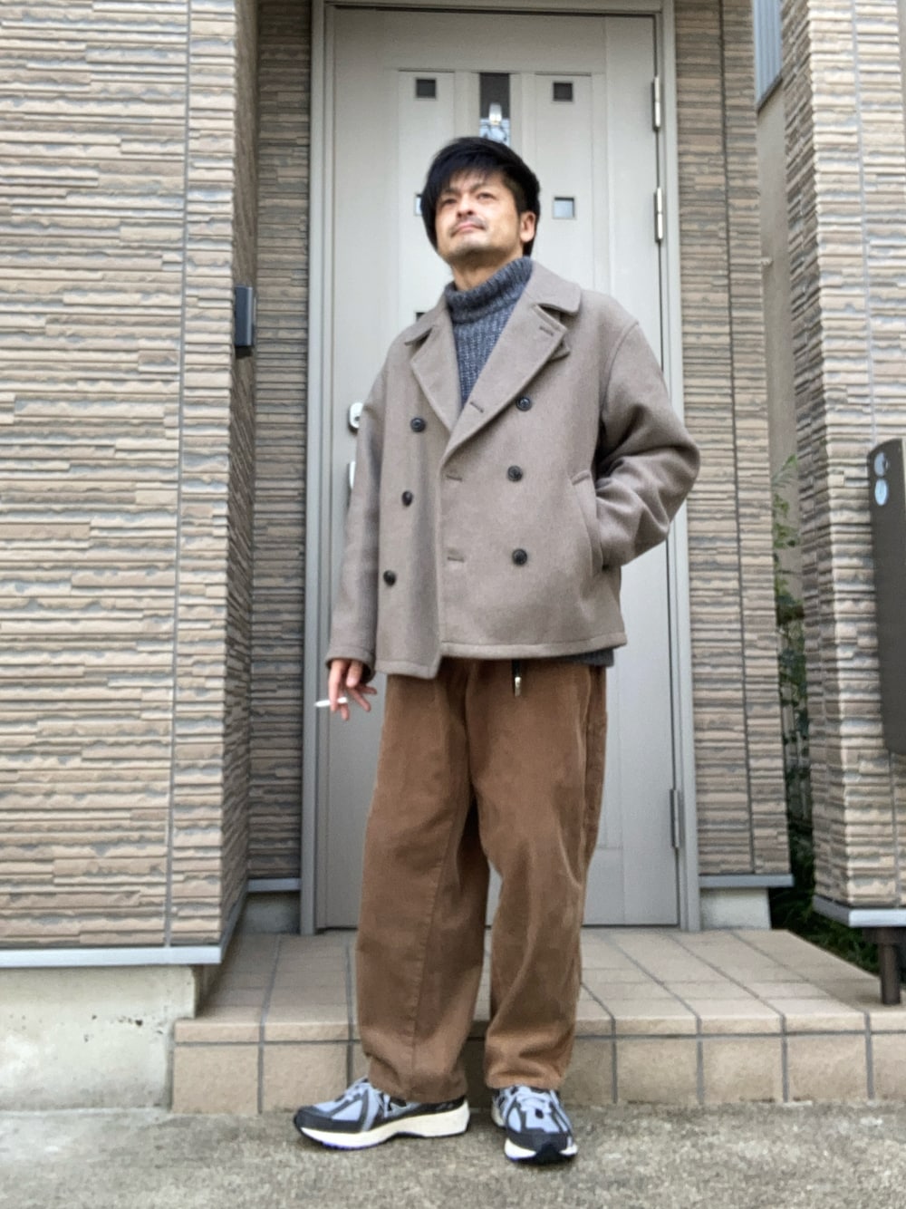 「冬コーデ、きれいめカジュアル、コーデュロイ、ワイドパンツ、niko and…、ピーコート、春ファッション、スニーカー、ニューバランス、New Balance、オトナカジュアル、ニット」｜「niko and...のアイテム（パンツ、ブラウン系）」を使った、タルナンドさん（メンズ・165cm）の春コーディネートの1枚目の写真