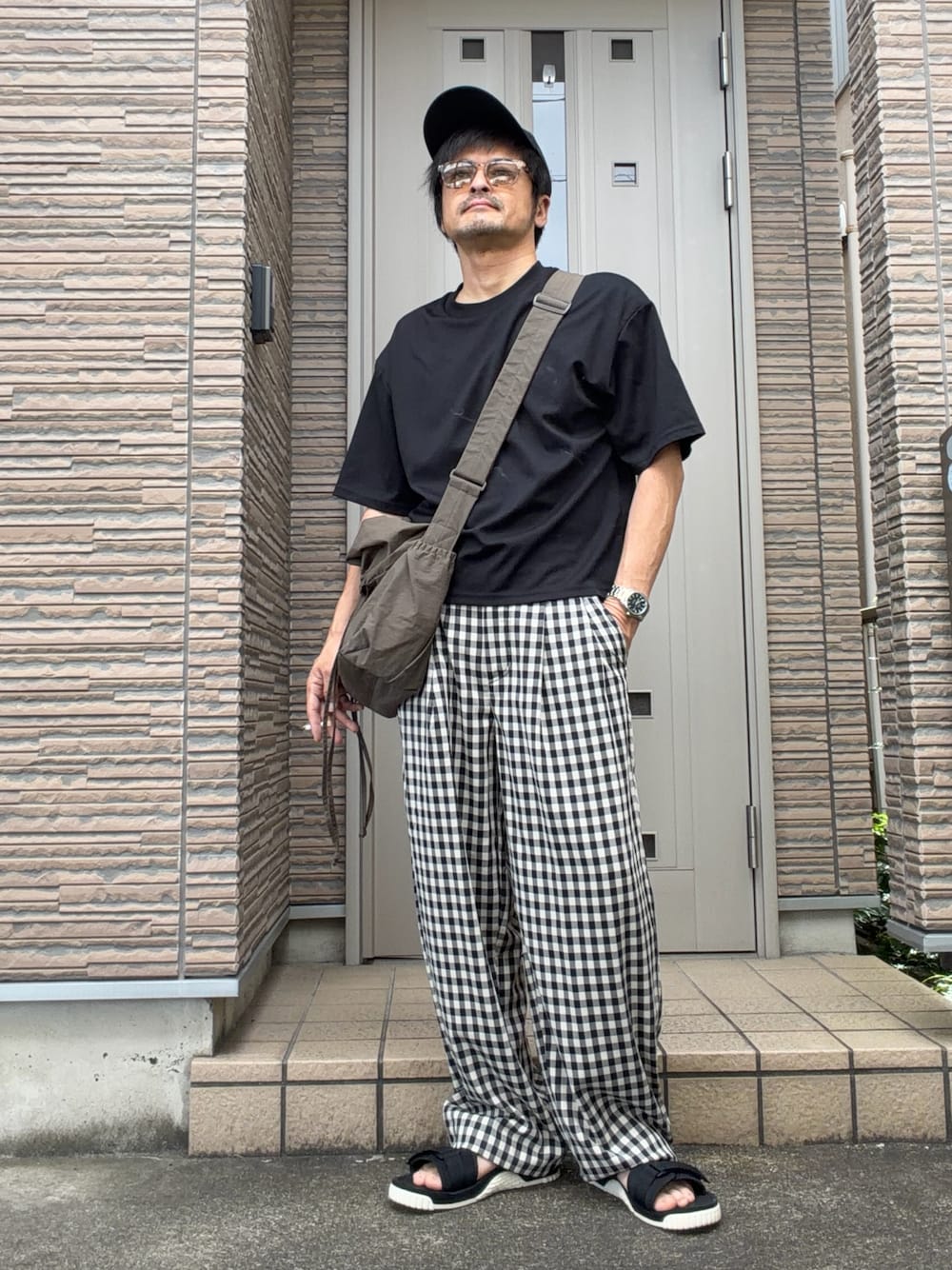 ブラック系のその他パンツ、ブラック系のサンダル、ブラック系のTシャツ/カットソーを着用したメンズの夏コーディネートの1枚目の写真