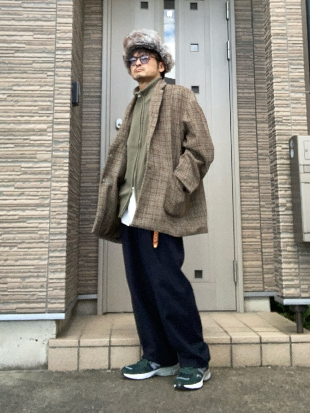 「冬コーデ、フライトキャップ、ジャコット、コート、ツイード、UNIQLO、ワイドパンツ、スニーカー、ニューバランス、New Balance、ドライバーズニットベスト、ドライバーズニット、レイヤードスタイル、きれいめカジュアル」｜「UNIQLOのアイテム（その他パンツ、ブルー系）」を使った、タルナンドさん（メンズ・165cm）の冬コーディネートの1枚目の写真