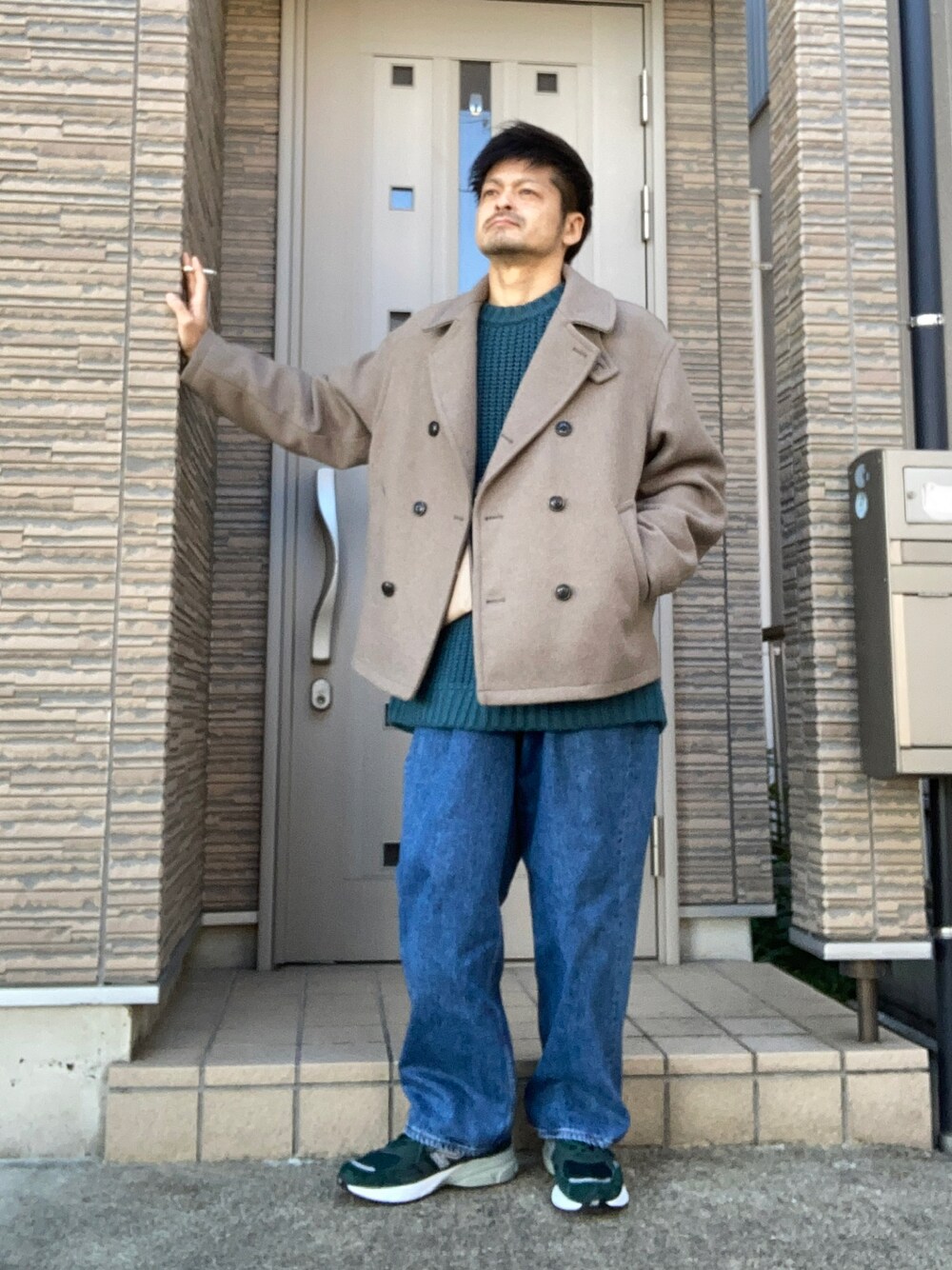 「冬コーデ、ピーコート、オーバーサイズ、デニム、グリーン、ブルー、アースカラー、スニーカー、ニューバランス、New Balance、きれいめカジュアル、大人カジュアル」｜「RAGEBLUEの加工デニム/タックワイドパンツ（デニムパンツ、ブルー系）」を使った、タルナンドさん（メンズ・165cm）の冬コーディネートの1枚目の写真