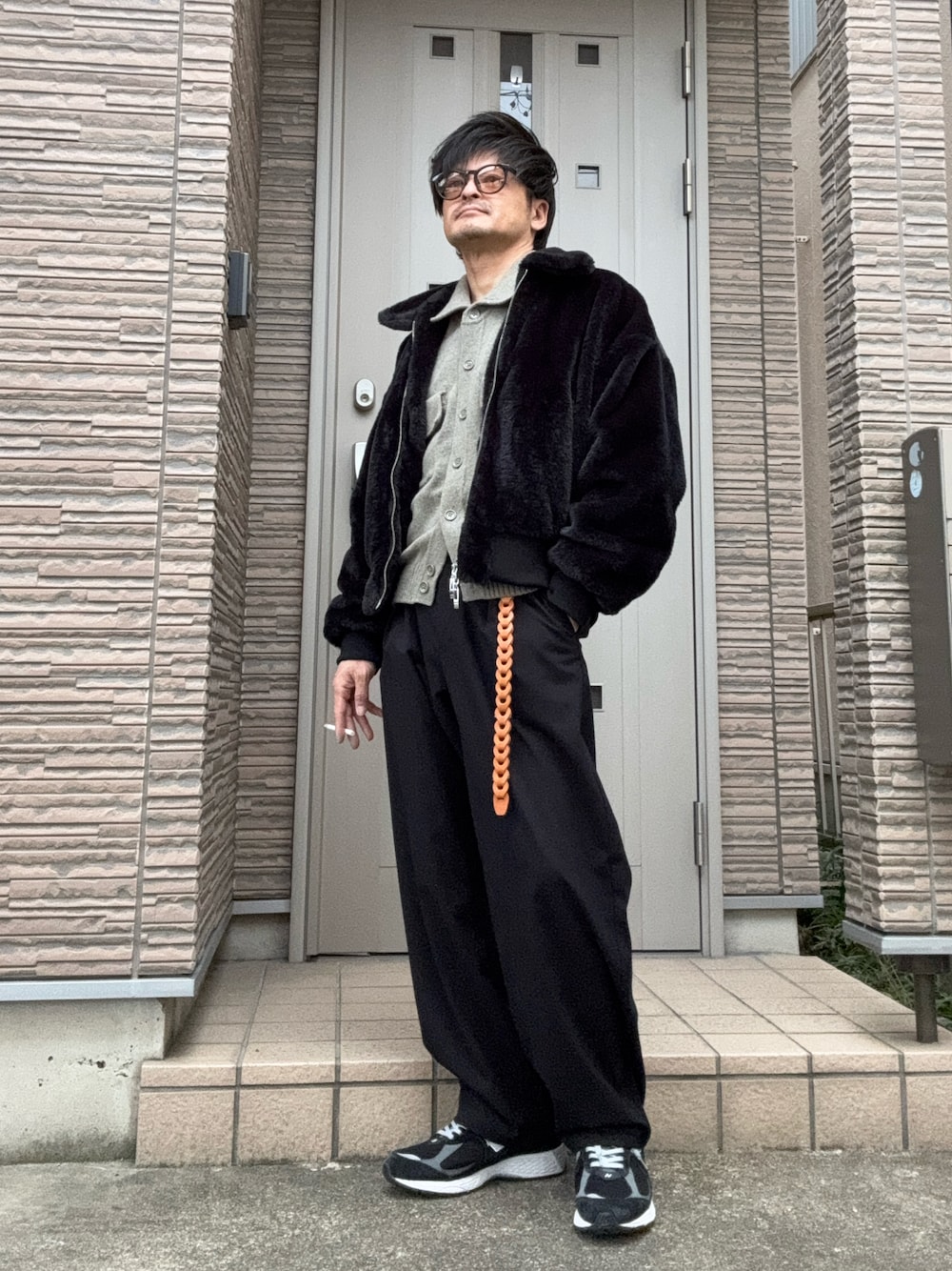 「冬コーデ、きれいめカジュアル、スニーカー、ニューバランス、New Balance、2002R、モノトーン、ブラック、サングラス、UNIQLO、ニット」｜「GUのアイテム（スラックス、ブラック系）」を使った、タルナンドさん（メンズ・165cm）の春コーディネートの1枚目の写真
