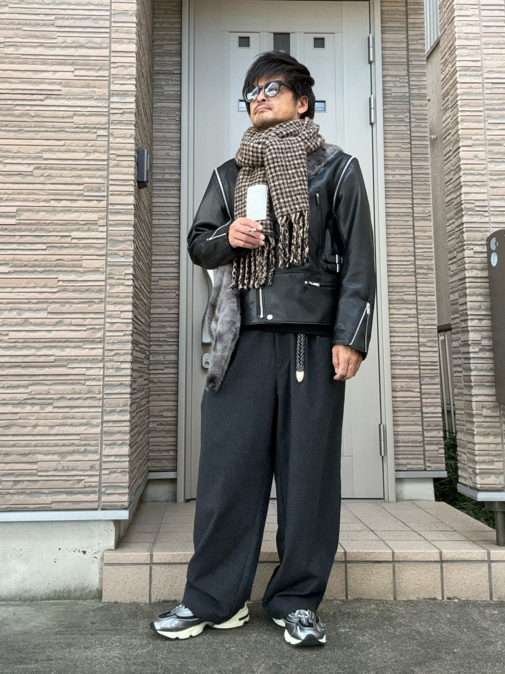 「冬コーデ、秋コーデ、秋冬コーデ、サングラス、ファー、ファーバッグ、ショルダーバッグ、マフラー、GU、スニーカー、きれいめカジュアル、ニューバランス、New Balance、ライダースジャケット、レザー」｜「NEW BALANCEのアイテム（スニーカー、ブラック系）」を使った、タルナンドさん（メンズ・165cm）の秋コーディネートの1枚目の写真