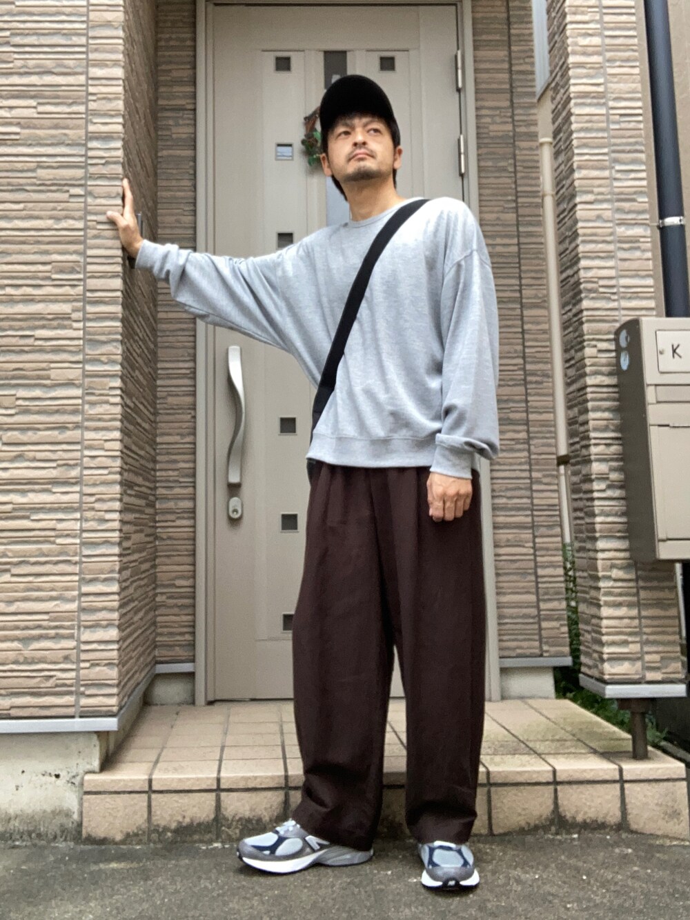 「秋コーデ、スウェット、きれいめカジュアル、ブラウン、ニューバランス、New Balance、990v3、キャップ、UNIQLO、ワイドパンツ」｜「SENSE OF PLACE by URBAN RESEARCHのリネンレーヨンタックワイドパンツ（その他パンツ、ブラウン系）」を使った、タルナンドさん（メンズ・165cm）の秋コーディネートの1枚目の写真
