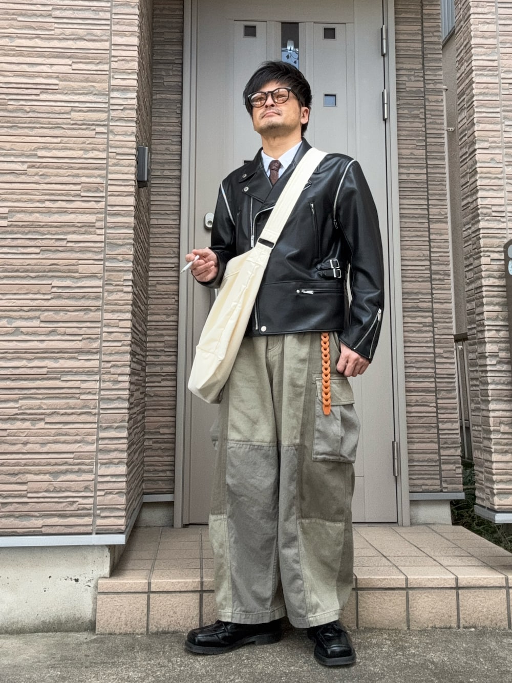「冬コーデ、春コーデ、ライダース、GU、niko and…、カーゴパンツ、Dr.Martens、スクウェアトゥ、革靴、切り替え、サングラス、ショルダーバッグ、きれいめカジュアル、ネクタイ」｜「Dr. MartensのDr. Martens/ドクターマーチン DURROW 5 ホール シューズ32041001（その他シューズ、ブラック系）」を使った、タルナンドさん（メンズ・165cm）の春コーディネートの1枚目の写真