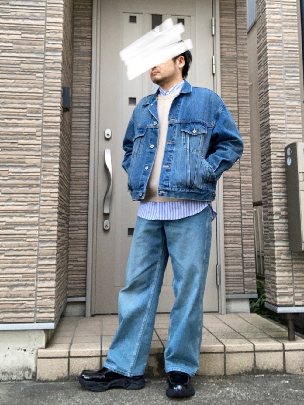 「春コーデ、デニム、デニムパンツ、ワントーンコーデ、セットアップ、きれいめカジュアル、ニットベスト、シャツスタイル、ローファー、デニムジャケット」｜「GUのアイテム（デニムパンツ、ブルー系）」を使った、タルナンドさん（メンズ・165cm）の冬コーディネートの1枚目の写真