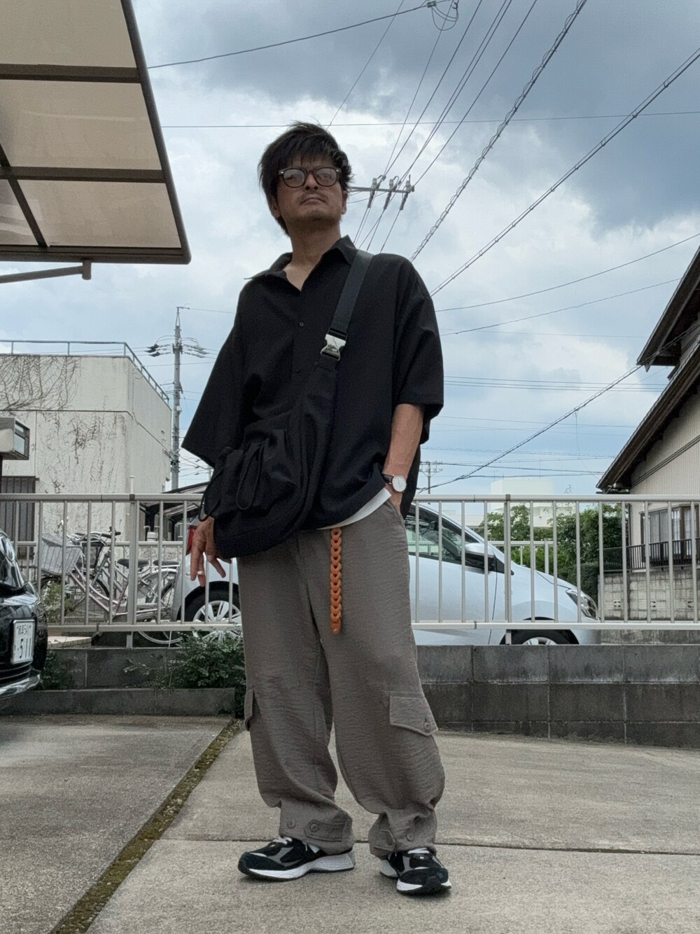 「夏コーデ、夏、カーゴパンツ、niko and…、シャツスタイル、きれいめカジュアル、黒、ショルダーバッグ、サングラス、大人カジュアル、スニーカー、ニューバランス、New Balance」｜「niko and...のヨウリュウスソポケカーゴパンツ（カーゴパンツ、ベージュ系）」を使った、タルナンドさん（メンズ・165cm）の夏コーディネートの1枚目の写真