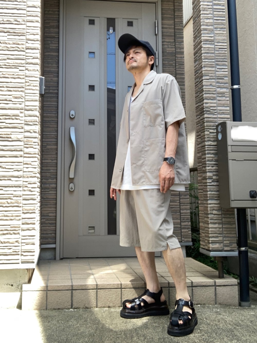 「夏コーデ、夏、セットアップ、ベージュ、サンダル、グルカサンダル、ハーフパンツ、ショートパンツ、レイヤードスタイル、大人カジュアル、ワンマイルウェア、niko and…、休日スタイル」｜「HAREのシャークグルカサンダル(HARE)（サンダル、ブラック系）」を使った、タルナンドさん（メンズ・165cm）の夏コーディネートの1枚目の写真