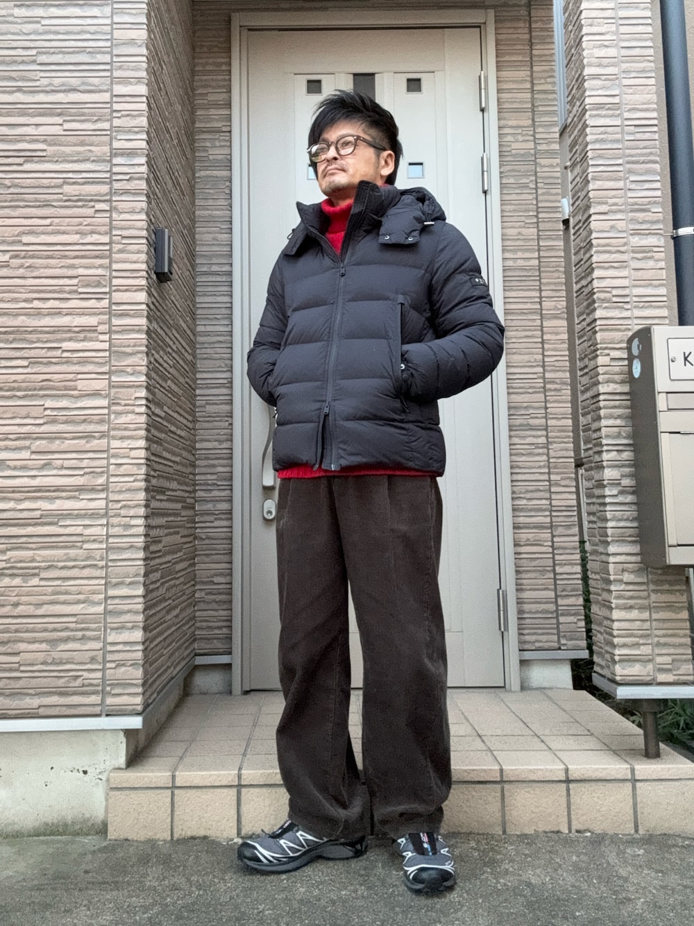 「冬コーデ、ダウンジャケット、TATRAS、GU、コーデュロイ、赤、タートルネック、スニーカー、サロモン、SALOMON、きれいめカジュアル、大人カジュアル」｜「GUのアイテム（パンツ、ブラウン系）」を使った、タルナンドさん（メンズ・165cm）の冬コーディネートの1枚目の写真