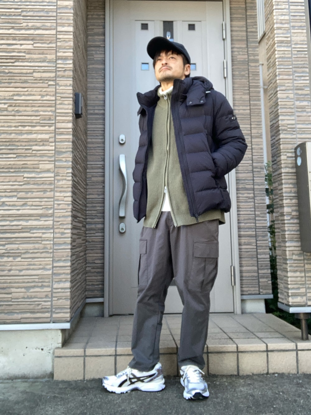 「冬コーデ、ダウンジャケット、タトラス、カーゴパンツ、大人カジュアル、キャップ、スニーカー、asics、ベスト、ドライバーズニット、ドライバーズニットベスト」｜「COLONY 2139のカーゴテーパードパンツ/ミリタリテーパードパンツ（カーゴパンツ、グレー系）」を使った、タルナンドさん（メンズ・165cm）の秋コーディネートの1枚目の写真