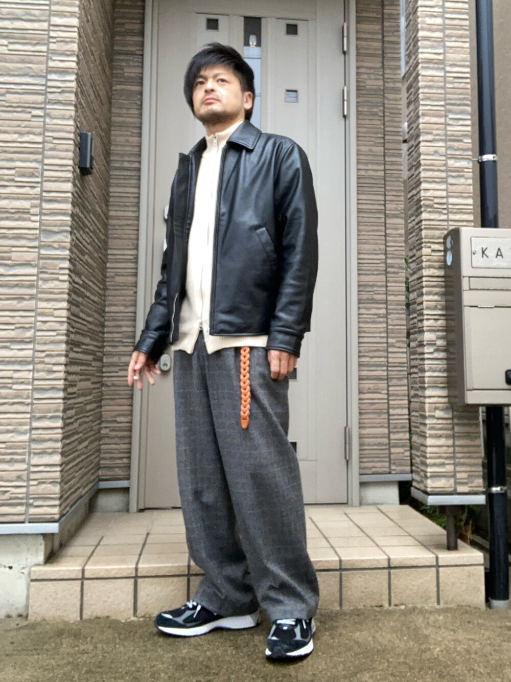 「冬コーデ、ドライバーズニット、レザー、レザージャケット、スニーカー、ニューバランス、New Balance、雨の日コーデ、UNIQLO、チェック、ワイドパンツ、ニット」｜「NEW BALANCEの【New Balance / ニューバランス】M2002RX D（スニーカー、ブラック系）」を使った、タルナンドさん（メンズ・165cm）の冬コーディネートの1枚目の写真