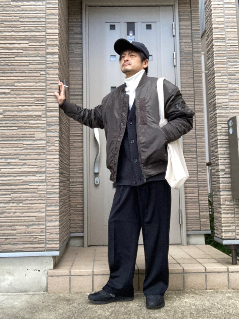 「カジュアルコーデ、きれいめカジュアル、MA-1、キャップ、ワイドパンツ、バギーパンツ、GU、UNIQLO、冬コーデ、スニーカー、ニューバランス、New Balance、トートバッグ」｜「NEW BALANCEのnew balance/MW880G（スニーカー、ブラック系）」を使った、タルナンドさん（メンズ・165cm）の冬コーディネートの1枚目の写真