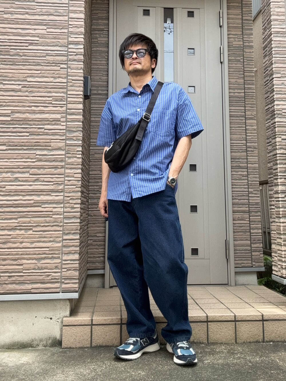niko andのデニムパンツを使った「青シャツ」の人気ファッション