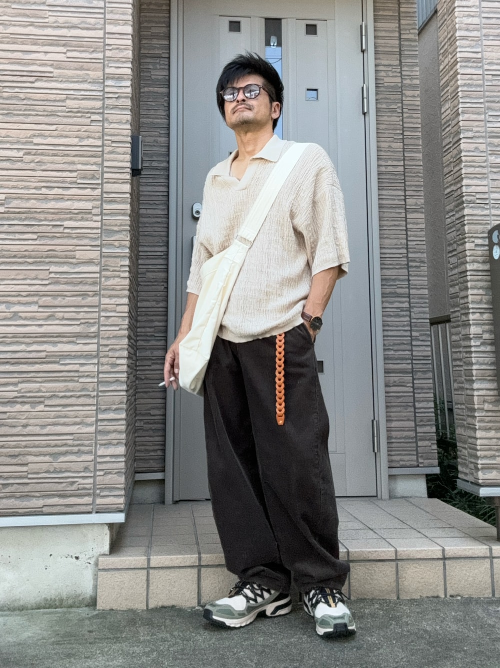 「きれいめカジュアル、夏コーデ、秋コーデ、コーデュロイ、ブラウン、ベージュ、サングラス、ショルダーバッグ、スニーカー、サロモン、SALOMON、ニットポロ、ポロシャツ」｜「SALOMONのSALOMON ACS + CSWP / サロモン エーシーエス プラス CSWP【SP】（スニーカー、ベージュ系）」を使った、タルナンドさん（メンズ・165cm）の秋コーディネートの1枚目の写真