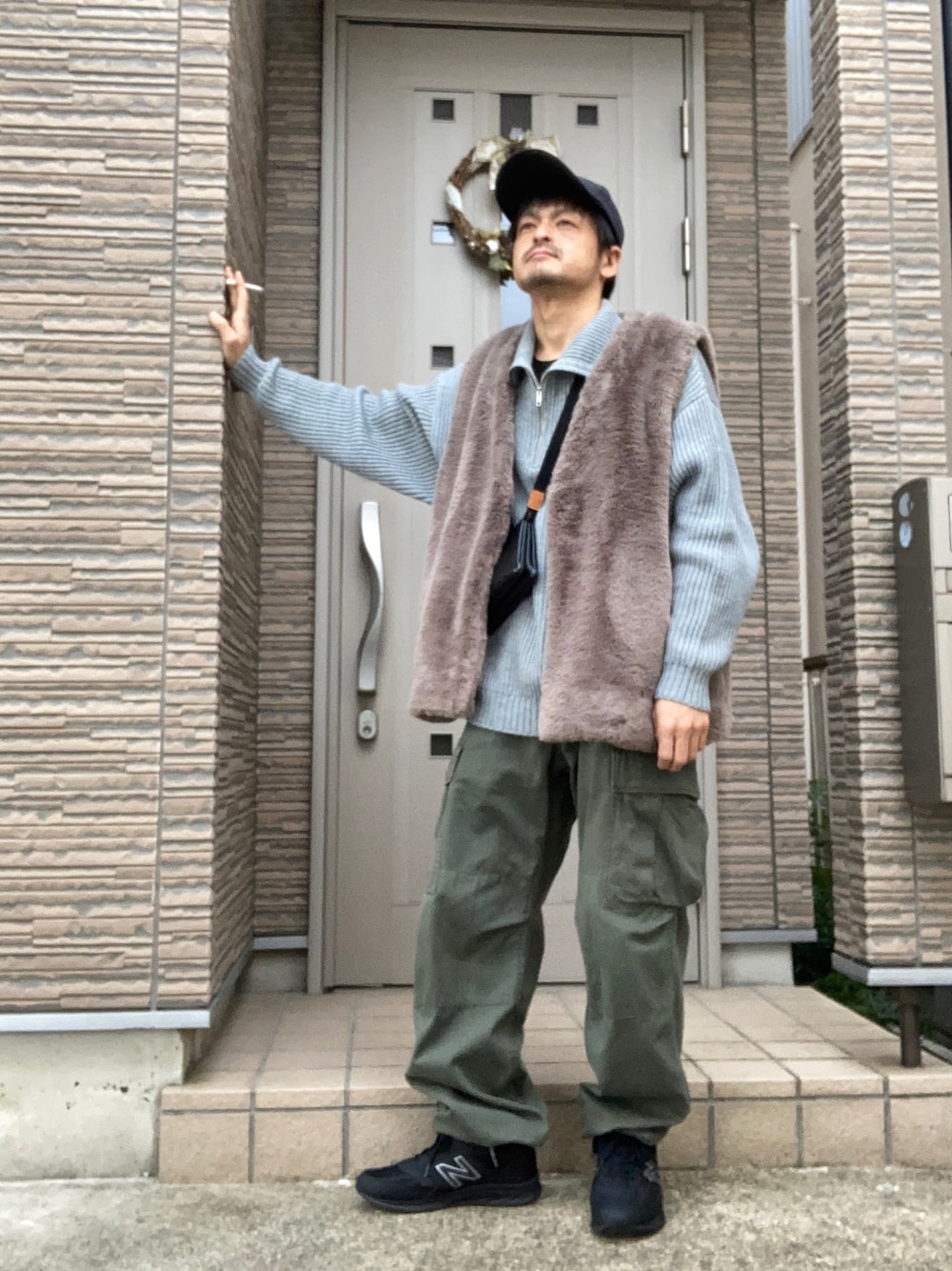 「秋冬コーデ、秋コーデ、カーゴパンツ、ハーフジップ、ファーベスト、きれいめカジュアル、カジュアル、スニーカー、ニューバランス、New Balance、雨の日コーデ、ミニバッグ、キャップ、ベスト」｜「NEW BALANCEのnew balance/MW880G（スニーカー、ブラック系）」を使った、タルナンドさん（メンズ・165cm）の冬コーディネートの1枚目の写真