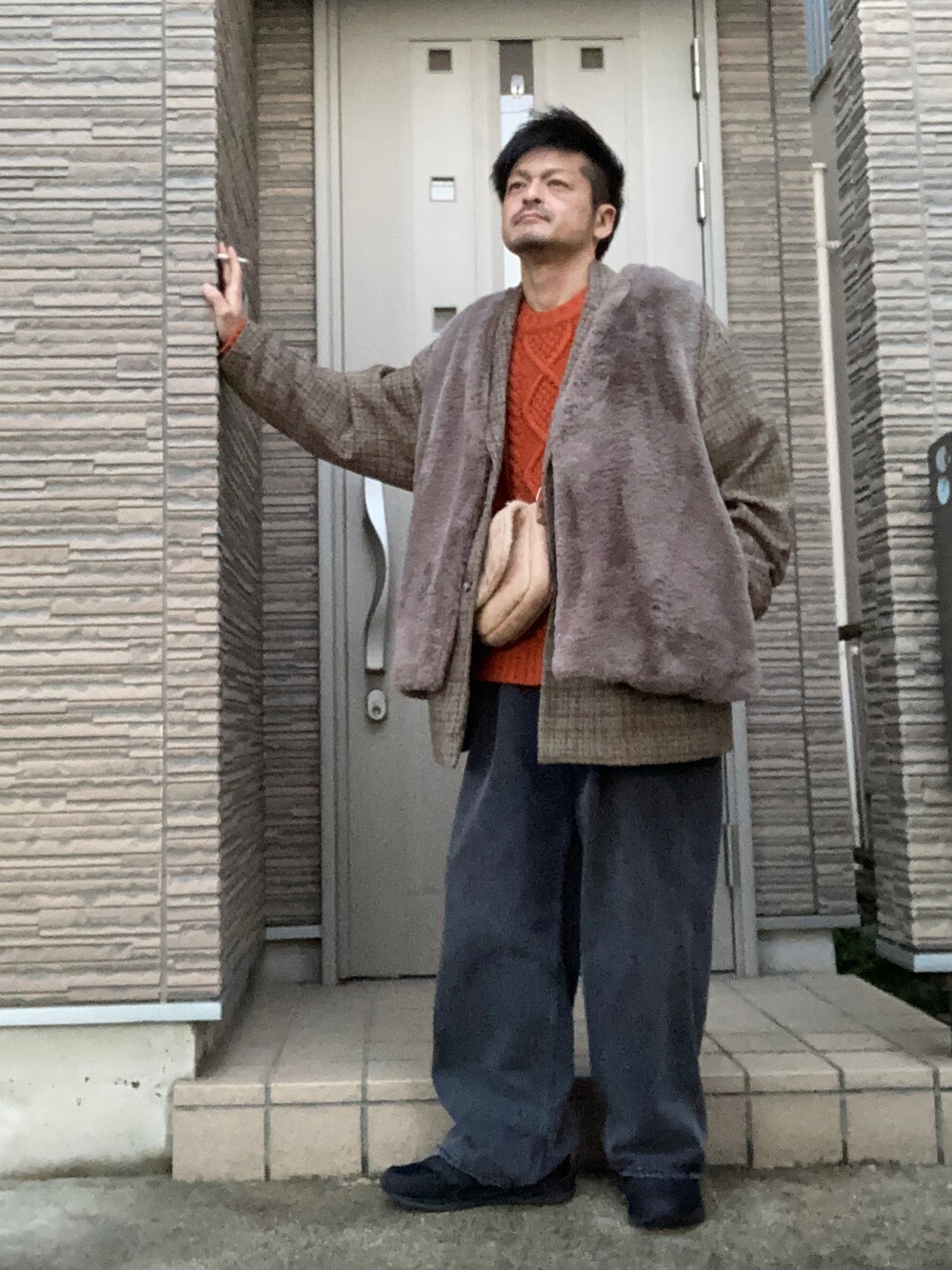 「冬コーデ、きれいめカジュアル、ファーベスト、ツイード、ジャコット、デニム、デニムパンツ、ワイドパンツ、スニーカー、雨の日コーデ、ニューバランス、New Balance、ミニバッグ、オレンジ、ニット」｜「RAGEBLUEのカラーデニム/タックワイドパンツ/261717（デニムパンツ、ブラック系）」を使った、タルナンドさん（メンズ・165cm）の秋コーディネートの1枚目の写真