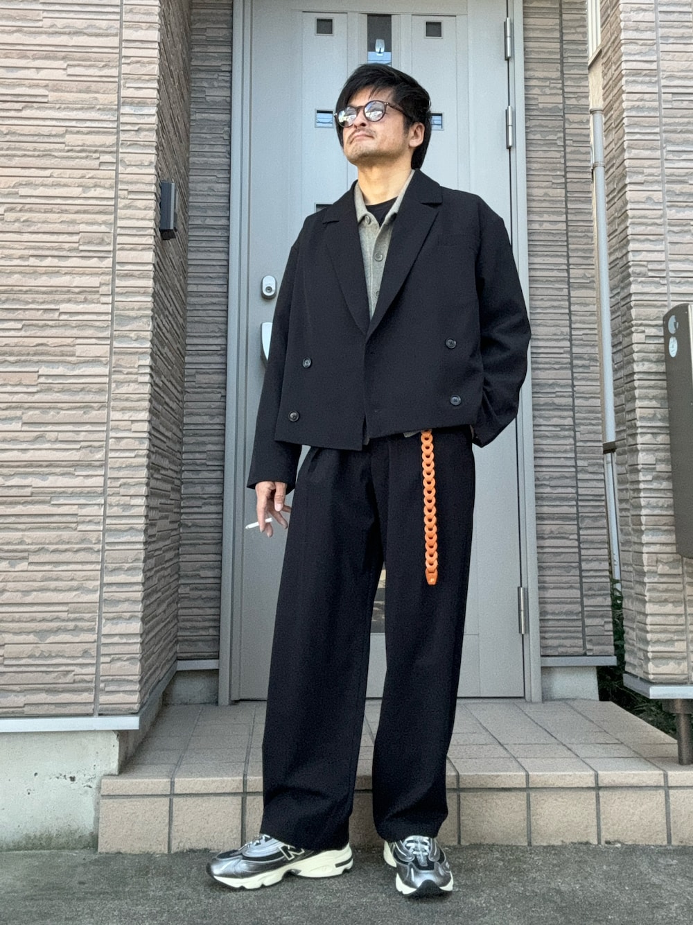 「秋コーデ、黒、ブラック、UNIQLO、テーラードジャケット、きれいめカジュアル、スニーカー、ニューバランス、New Balance、サングラス、ニット、ショート丈」｜「GUのアイテム（スラックス、ブラック系）」を使った、タルナンドさん（メンズ・165cm）の秋コーディネートの1枚目の写真
