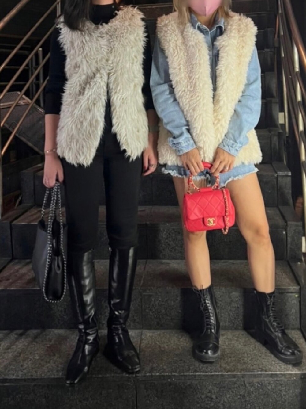 「休日スタイル、女子会、ロングブーツ、ブーツ、ファーベスト、古着MIX、古着、秋服、シンプル、オトナ女子、モノトーンコーデ、ハイネックニット、チェーンバッグ、黒、秋のコーデ」｜「DHOLICのアイテム（ブーツ、ブラック系）」を使った、LONさん（レディース・163cm）の秋コーディネートの1枚目の写真