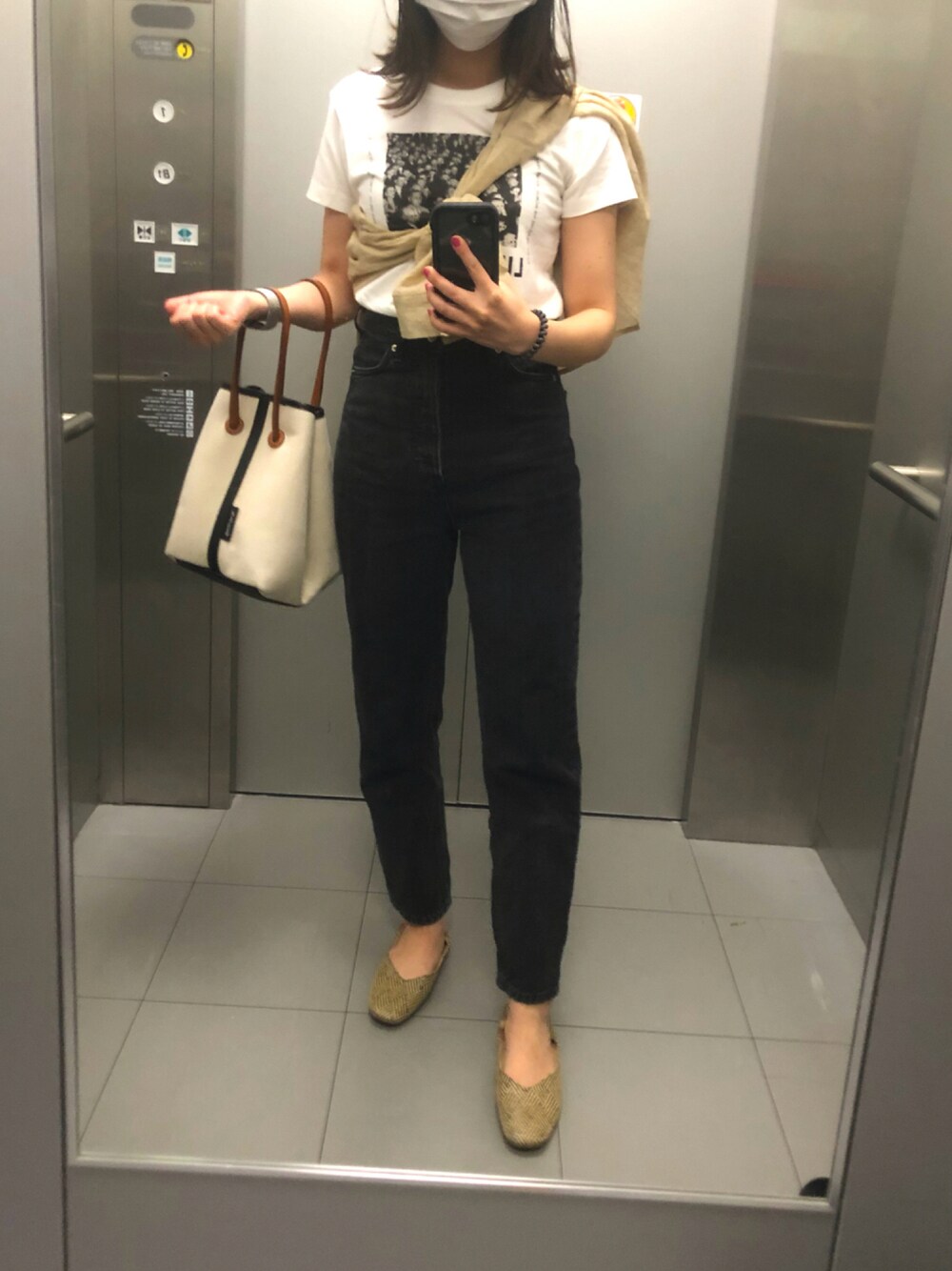 「ロゴT、ピチT、ブラックデニム、モノトーン、シンプル、夏、ootd、オトナカジュアル、ハイウエスト、たすき掛け」｜「titivateのアイテム（パンプス、ベージュ系）」を使った、LONさん（レディース・163cm）の夏コーディネートの1枚目の写真