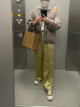 「サテンパンツ」｜「アイテム（ダウンジャケット/コート）」を使った、LONさん（レディース・163cm）の秋コーディネート