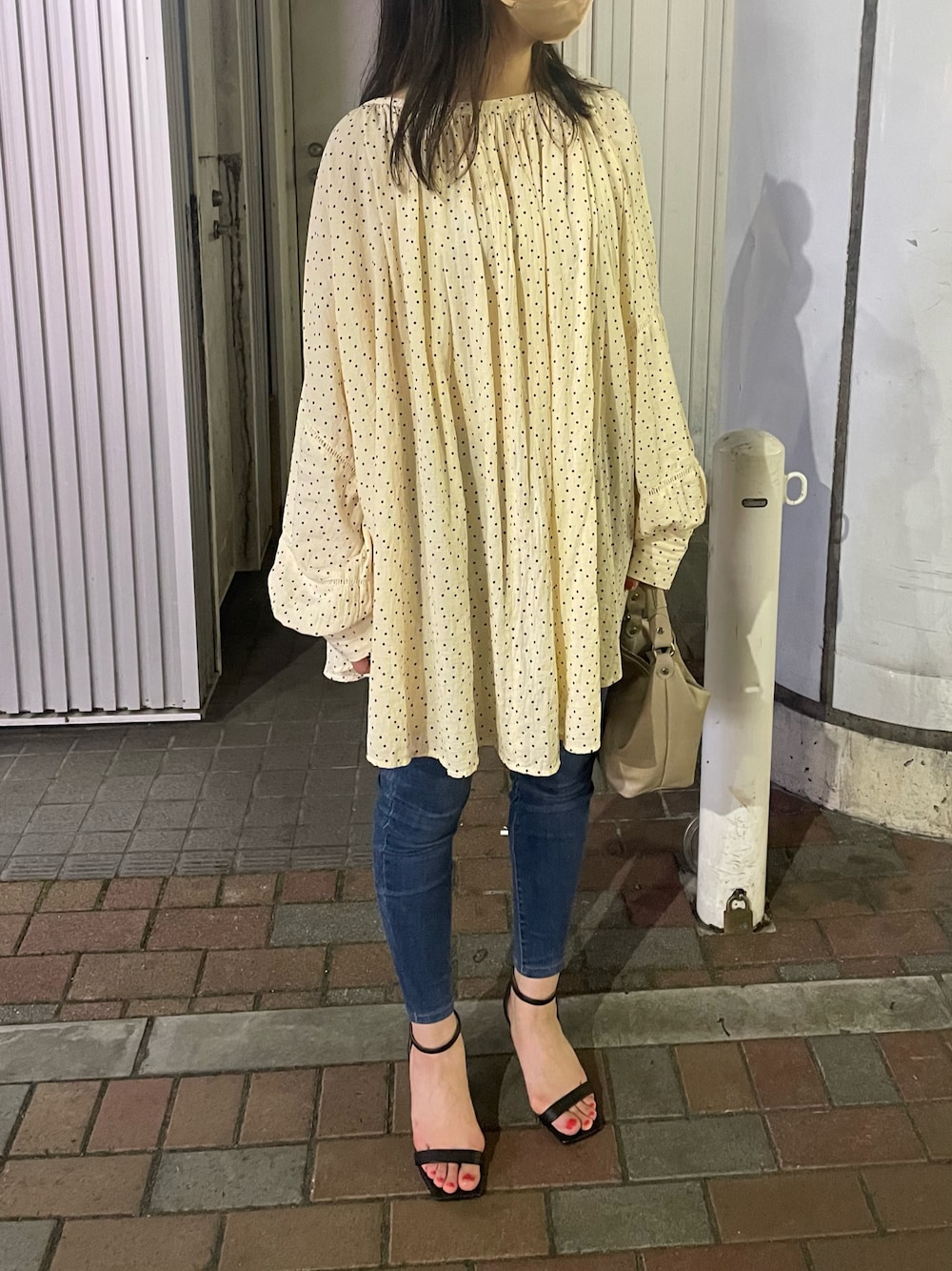 「キレイめ、女子会、きれいめカジュアル、スキニーデニム、チュニック、ドット、ドルマン、シンプル、ootd、サンダル、ヒール、ゆるコーデ、ストラップサンダル、スキニー」｜「SESTOのストレートヒールアンクルストラップサンダル　/ｒ3（サンダル、ブラック系）」を使った、LONさん（レディース・163cm）の夏コーディネートの1枚目の写真