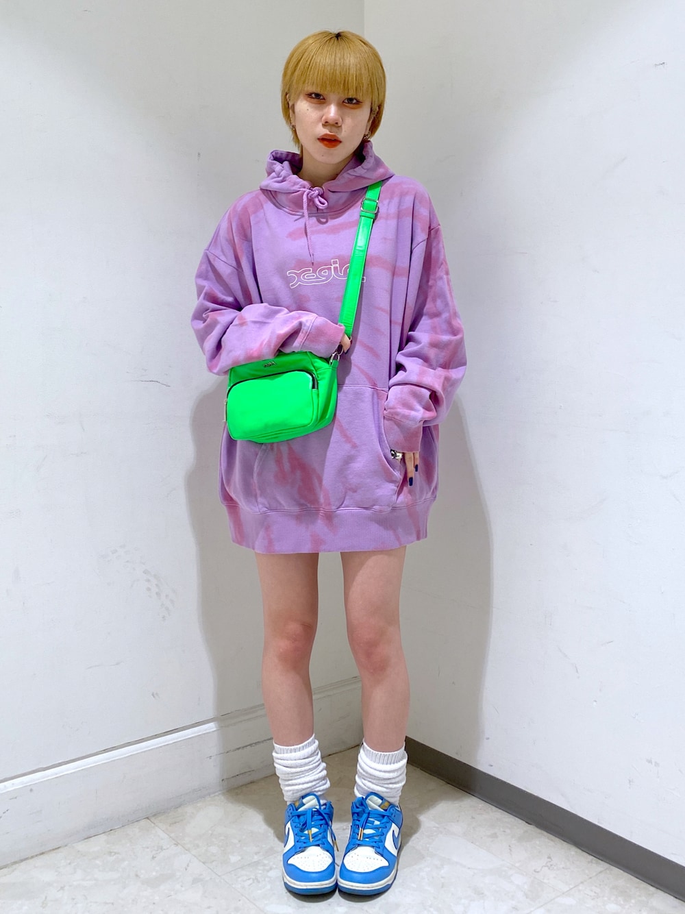 「休日コーデ、春、オーバーサイズ、グリーン、ラクチンコーデ、x-girl、xgirl、タイダイ柄、パーカー、ストリート、ルーズソックス、ビッグシルエット」｜「X-girlのTIE-DYE SWEAT HOODIE（パーカー、パープル系）」を使った、早川 弥吹さん（レディース・158cm）の冬コーディネートの1枚目の写真