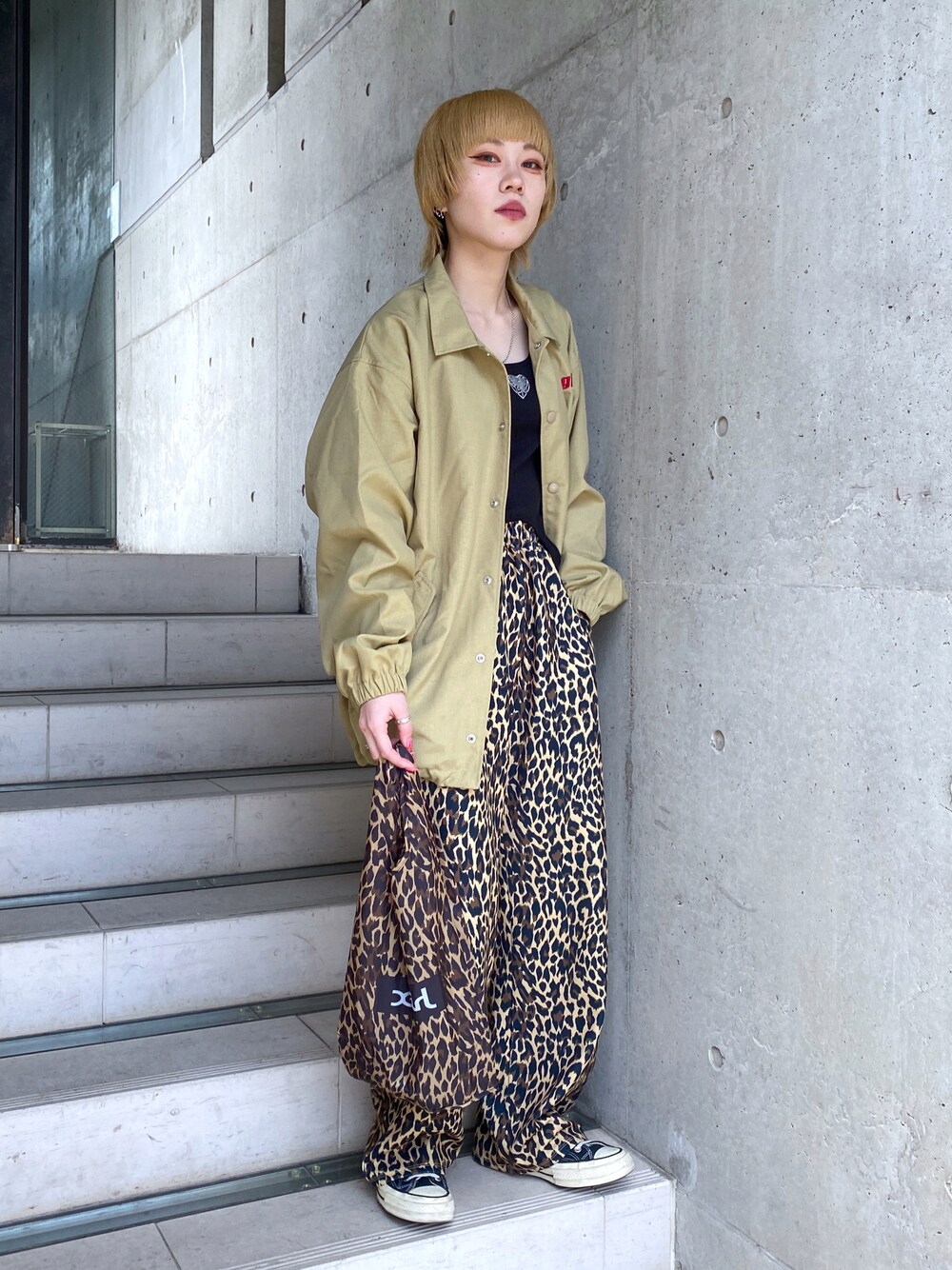 「春カラー、オトナ女子、カジュアルコーデ、いいね、save、フォローお願いします🤑、ラクチンコーデ、x-girl、xgirl、converse、ジャケット、ひょう柄、タンクトップ、トートバッグ、ベージュコーデ、ベージュパンツ、トレンチコート」｜「X-girlのLOGO COACH JACKET（ナイロンジャケット、ゴールド系）」を使った、早川 弥吹さん（レディース・158cm）の春コーディネートの1枚目の写真