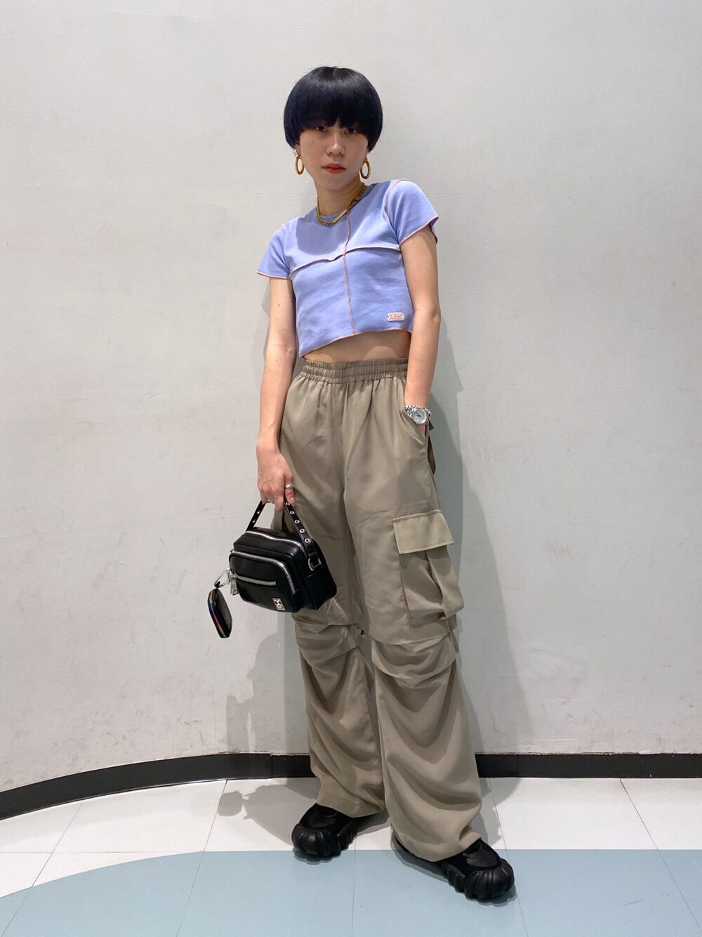 早川 弥吹さんの「STITCH WORK S/S TOP/配色ステッチ/ショート丈 リブTシャツ（X-girl）」を使ったコーディネートの1枚目の写真